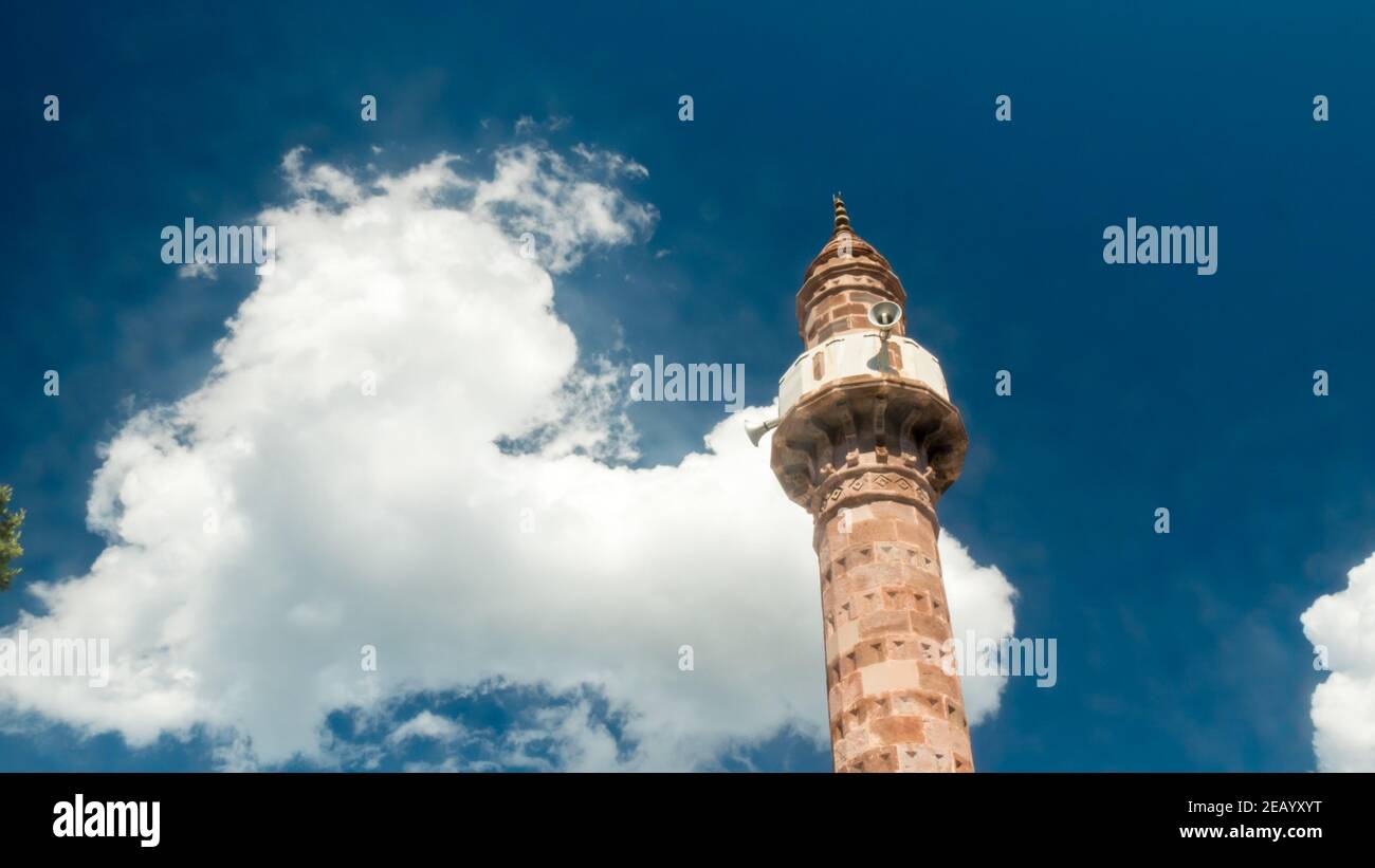 Minarett einer Moschee mit Wolken Stockfoto