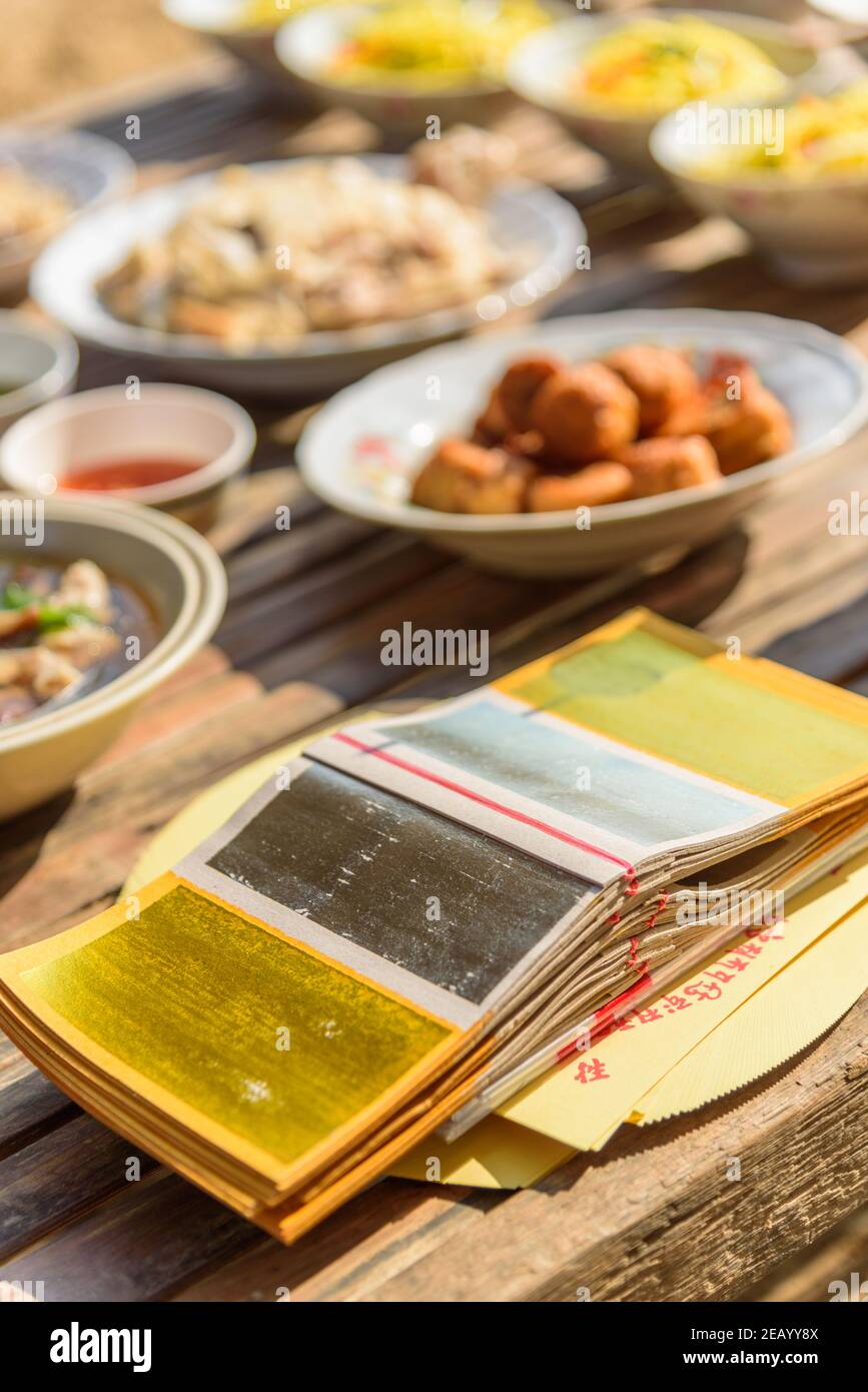 Silber und Gold Papier/joss Papier in Angebote machen zu den Geistern in Chinese New Year Festival Stockfoto