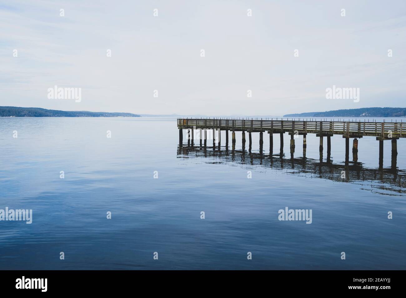 Pier in ruhigen Gewässern vor der Saratoga Passage, Whidbey Island, Washington Stockfoto