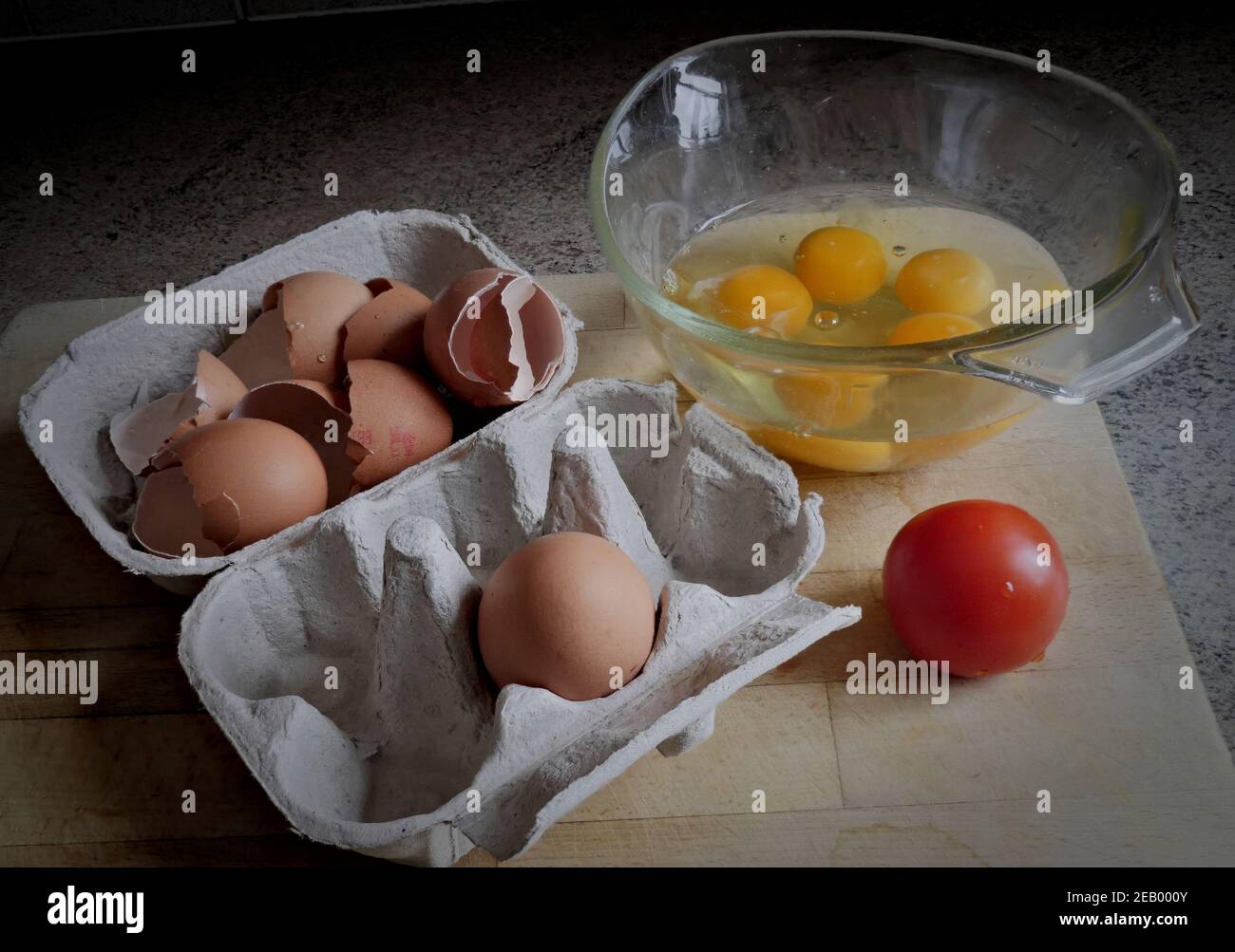 Eigelb in einer Schüssel - Zutaten für ein Omelett Stockfoto