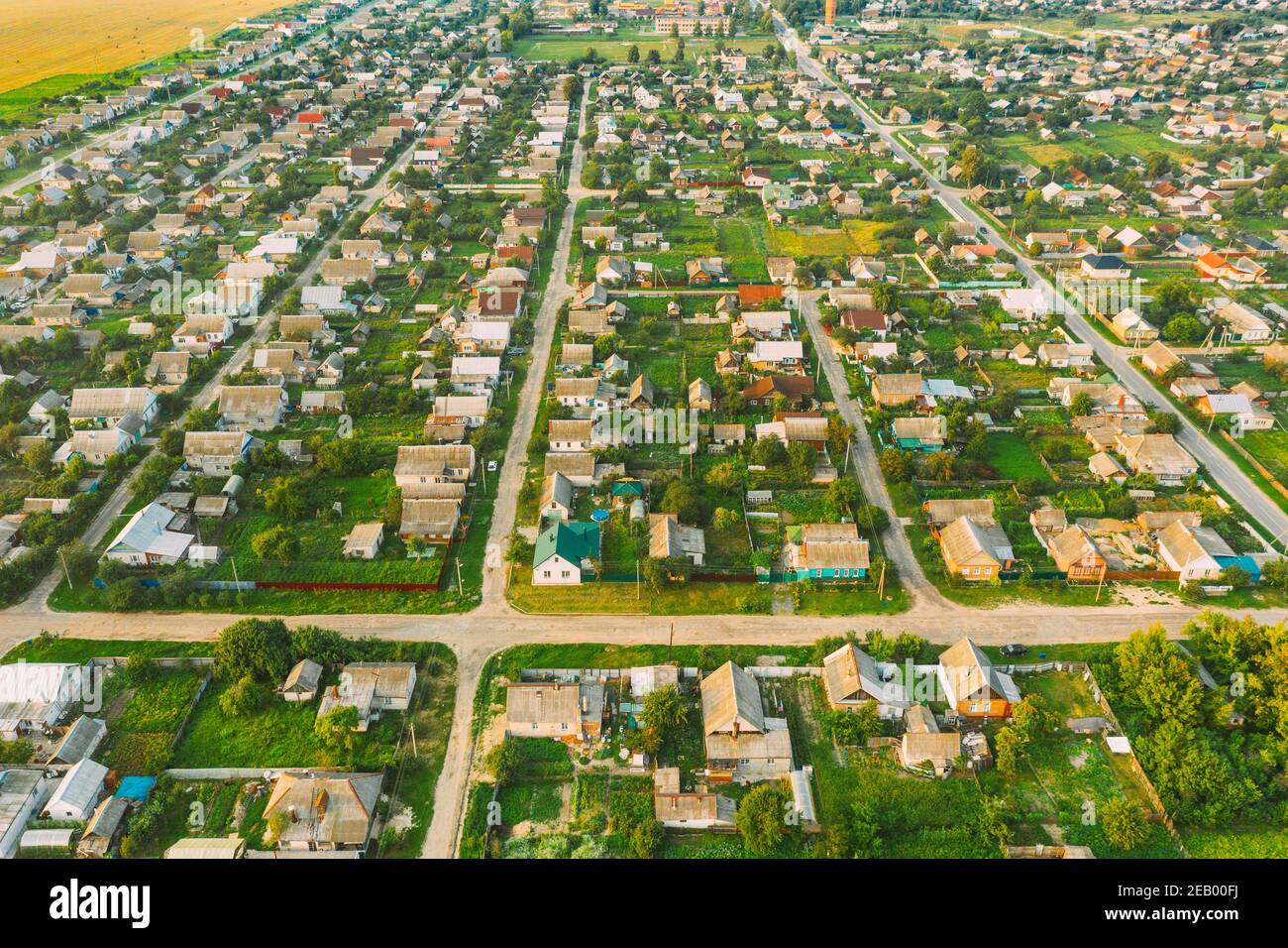 Luftaufnahme Der Skyline Von Town Village Am Sommertag. Wohnviertel, Häuser und Gartenbetten in Vogelperspektive. Stockfoto