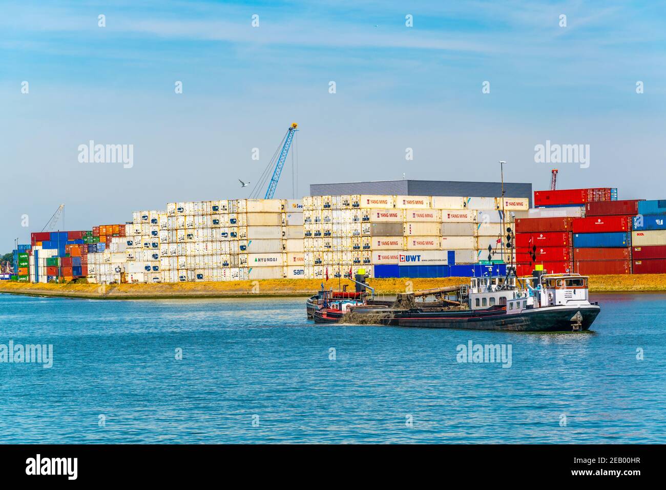 ROTTERDAM, NIEDERLANDE, 6. AUGUST 2018: Blick auf den Hafen von Rotterdam, Niederlande Stockfoto