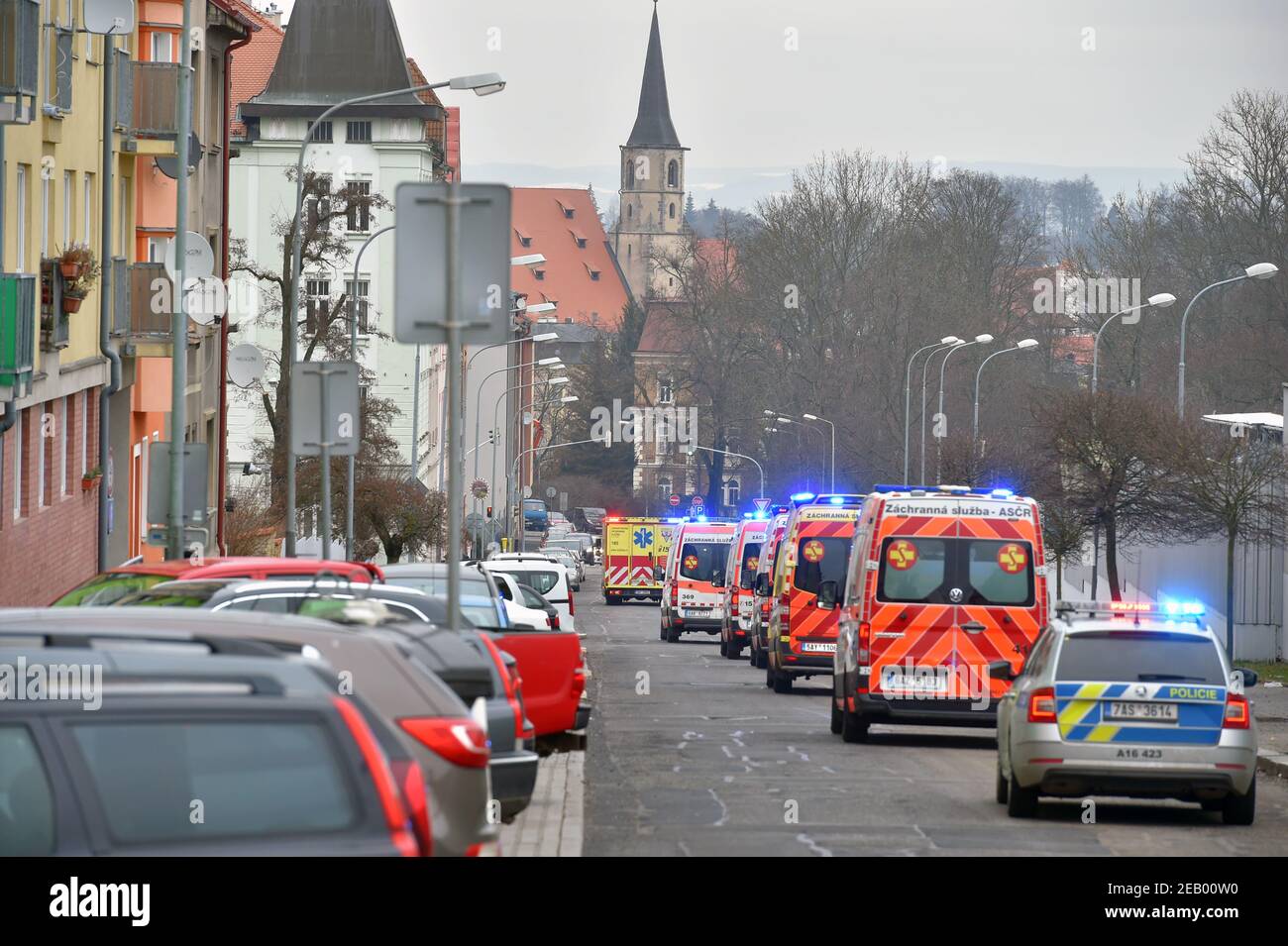 Das tschechische Kabinett hat heute die Bewegung der Menschen in den drei am stärksten betroffenen Bezirken der COVID, Cheb, Sokolov und Trutnov, ab Mitternacht, eingeschränkt und die Ausreise und die Ankunft anderer Einwohner verboten, sagte Gesundheitsminister Jan Blatny den Journalisten während einer Pressekonferenz in Prag, Tschechische Republik, am 11. Februar 2021. FILE PHOTO EMS Prag transportiert mit speziellen Mercedes-Benz Atego Auto, genannt PHOENIX covid positive Patienten aus der überlasteten Cheb (im Bild) und Sokolov Krankenhaus, Tschechische Republik, 5. Februar 2021. (CTK-Foto/Slawomir Kubes) Stockfoto