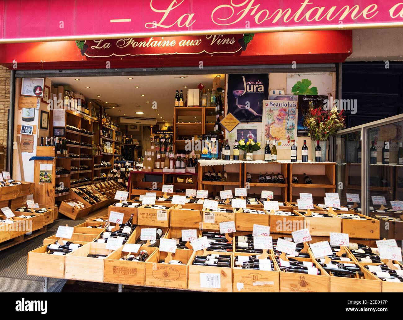 PARIS, FRANKREICH - 14. FEBRUAR 2019: Am Eingang zum Weinladen La Fontaine aux Vins in der berühmten Mouffetard Straße im Quartier Latin, bekannt für seine Küche Stockfoto
