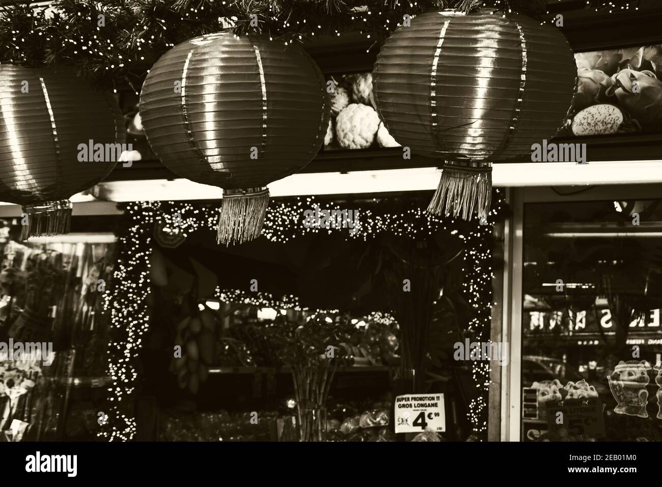 PARIS, FRANKREICH - 14. FEBRUAR 2019: Chinesische Neujahrsfeier in Paris. Asiatisches Lebensmittelgeschäft mit traditionellen Laternen dekoriert. Sepia historisches Foto Stockfoto