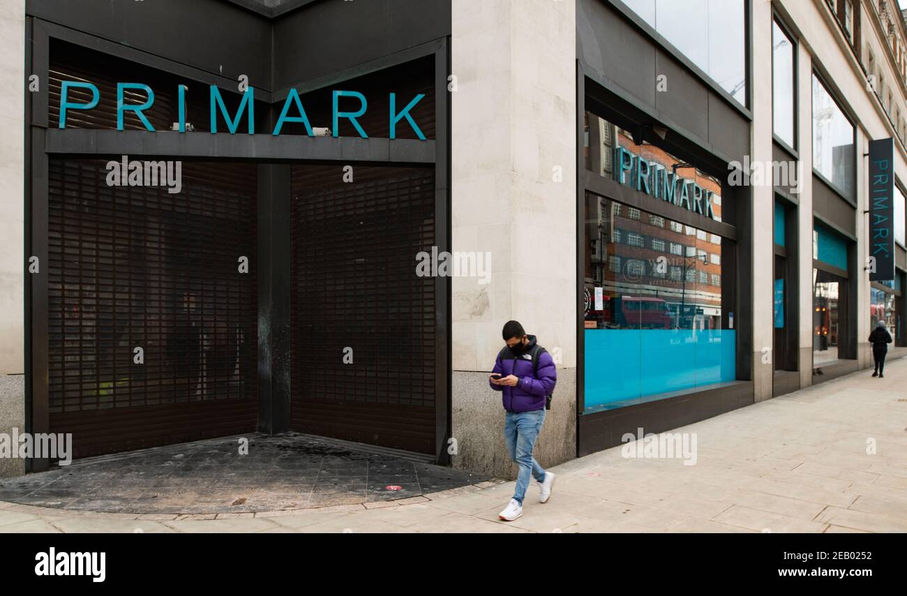 Shopper laufen am Primark Flagship Store, Oxford Street, London vorbei Stockfoto