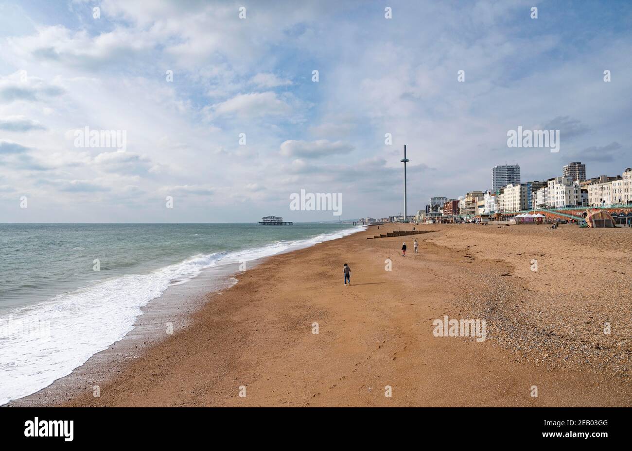 Brighton UK 11th February 2021 - Es ist ruhig am Brighton Strand an einem anderen eisigen kalten Tag, da die Regierungen Sperren Beschränkungen weiter : Kredit Simon Dack / Alamy Live News Stockfoto
