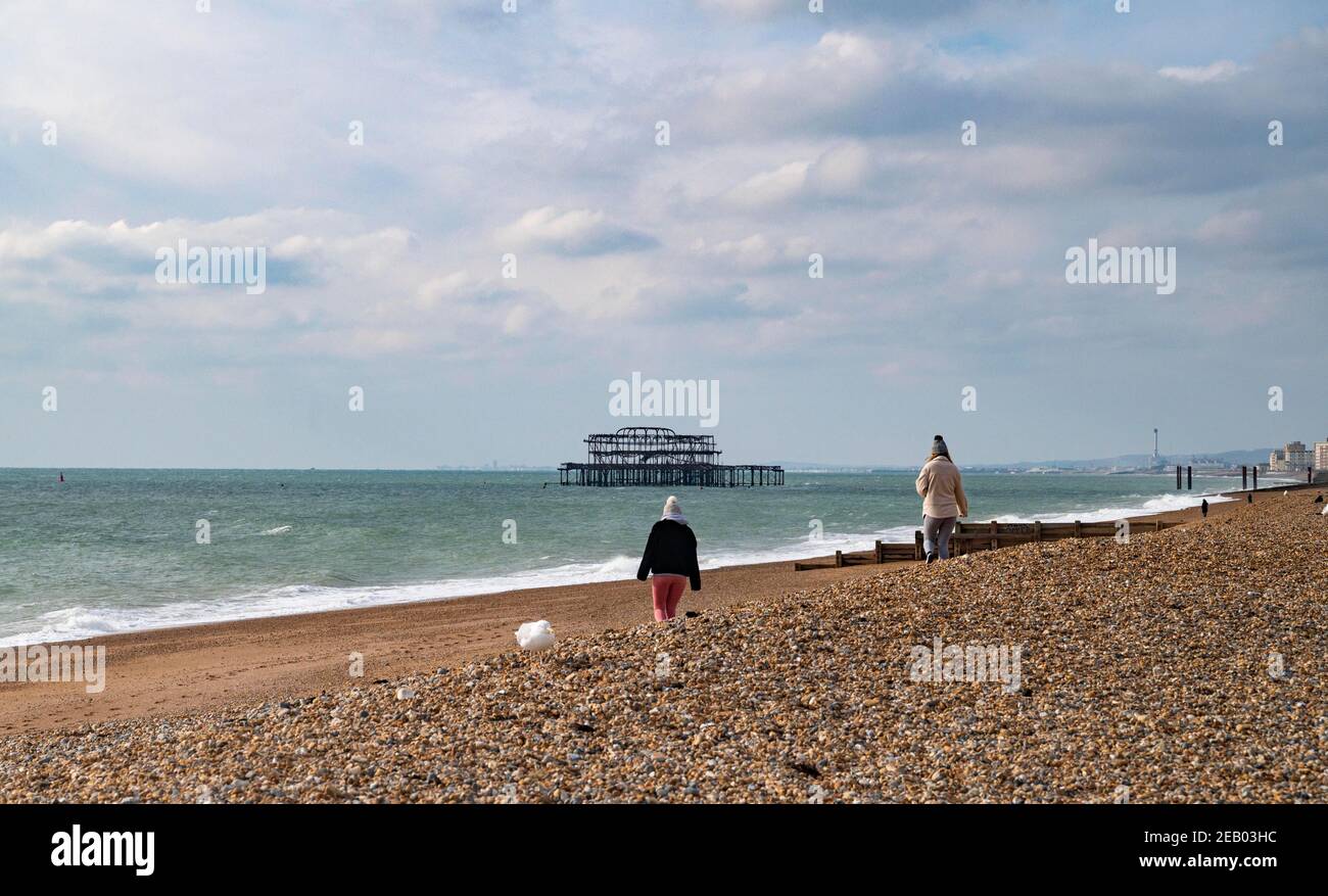 Brighton UK 11th February 2021 - Es ist ruhig am Brighton Strand an einem anderen eisigen kalten Tag, da die Regierungen Sperren Beschränkungen weiter : Kredit Simon Dack / Alamy Live News Stockfoto