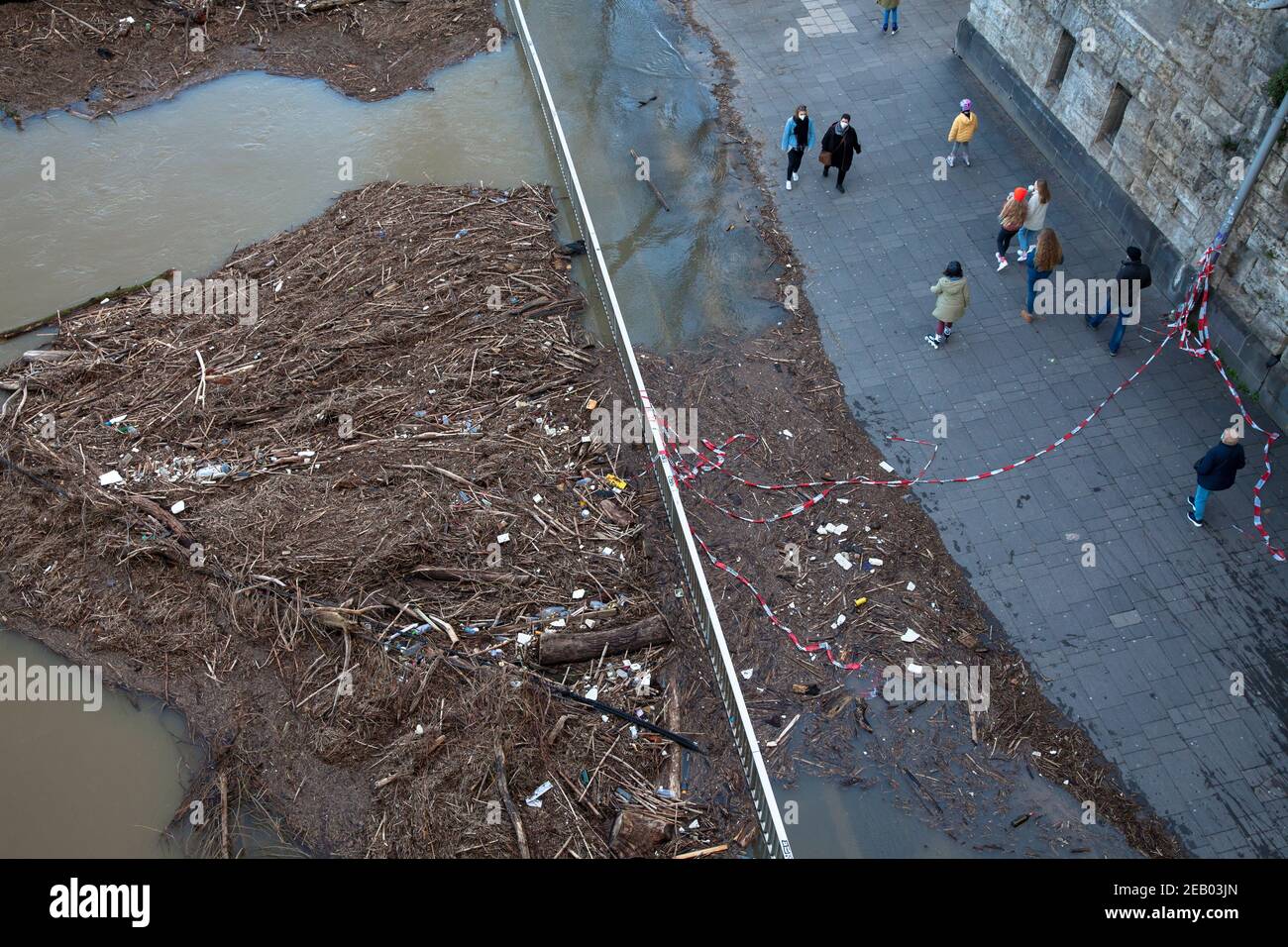 Rheinflut am 5th. Februar. 2021, Treibgut mit Abfall unter der Hohenzollernbrücke, Köln, Deutschland. Hochwasser des Rheins am 5. Februar 202 Stockfoto