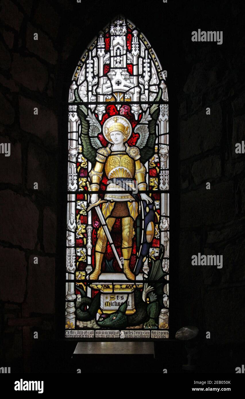 Ein Buntglasfenster von Clayton & Bell, das Erzengel Michael, St. Michael's Church, Torpenhow, Cumbria zeigt Stockfoto