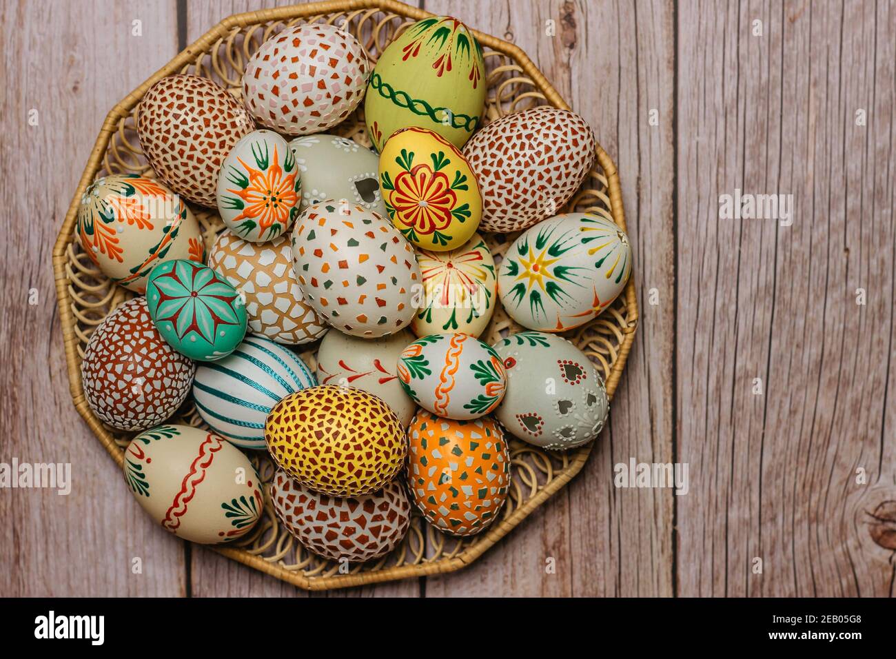 Bunte Osterei Banner.Oben Ansicht mit Copy Space.Happy Ostern Dekoration Hintergrund, bunte Hand bemalt dekoriert Eier.Festliche Tradition Stockfoto