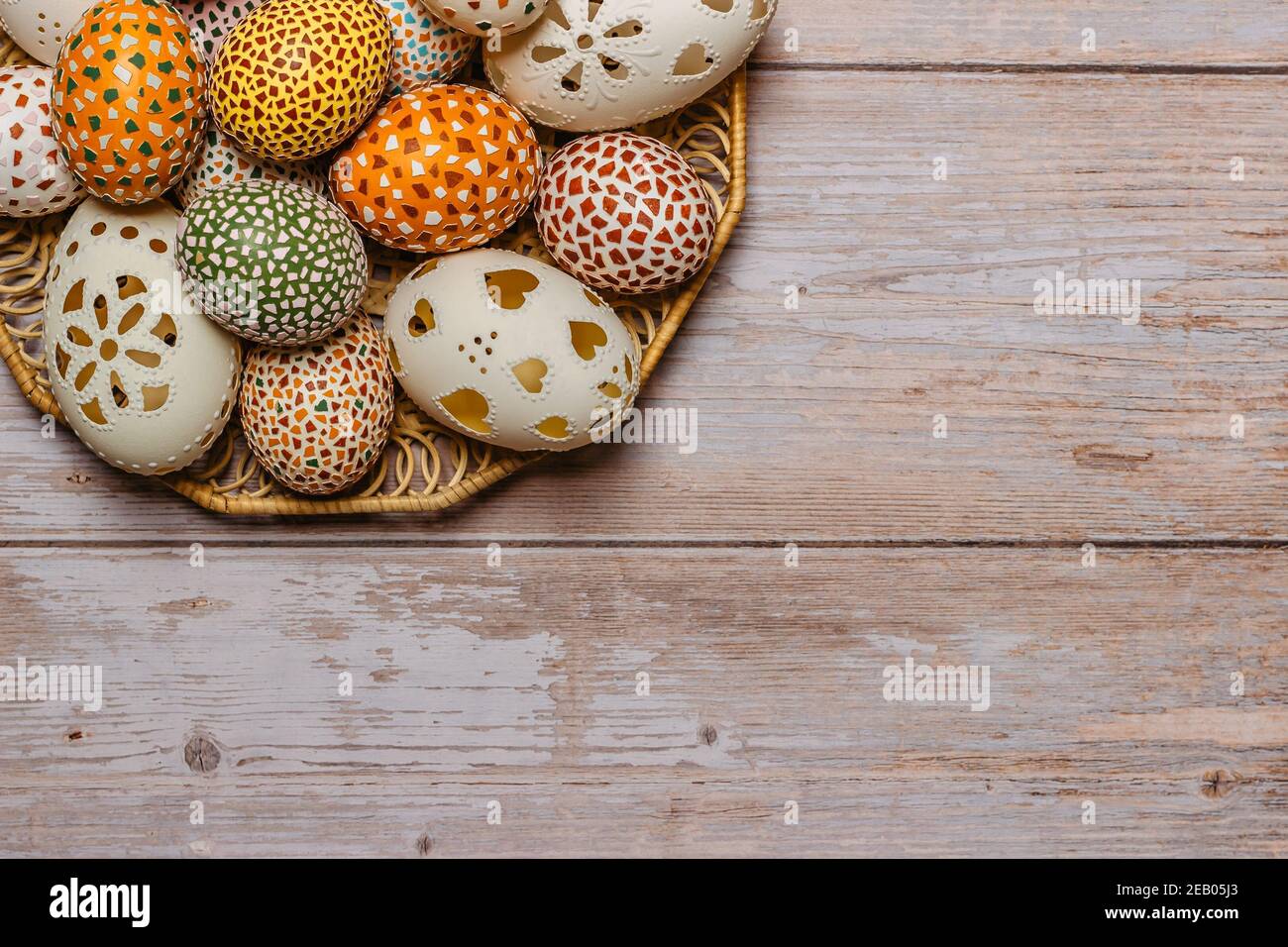 Bunte Osterei Banner.Oben Ansicht mit Copy Space.Happy Ostern Dekoration Hintergrund, bunte Hand bemalt dekoriert Eier.Festliche Tradition Stockfoto