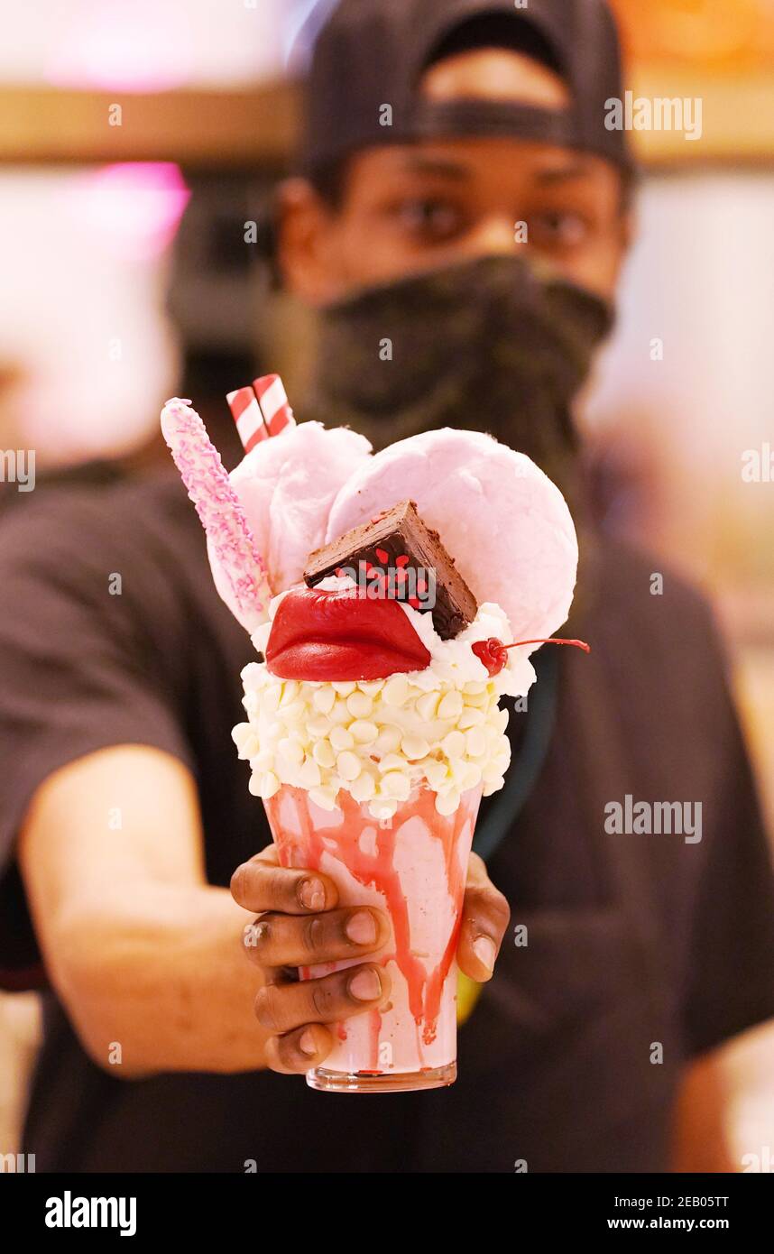 St. Louis, Usa. Februar 2021, 11th. Bar Tender Markeese Ferguson, zeigt einen Crazy4You Milch Shake er gerade in St. Louis Union Station Soda Fountain in St. Louis am Mittwoch, 10. Februar 2021 gemacht. Das Hamburger-Joint macht das kreative Getränk zum Valentinstag, das Baumwollbonbon, einen Brownie und Wachslippen für zwei umfasst. Foto von Bill Greenblatt/UPI Kredit: UPI/Alamy Live News Stockfoto