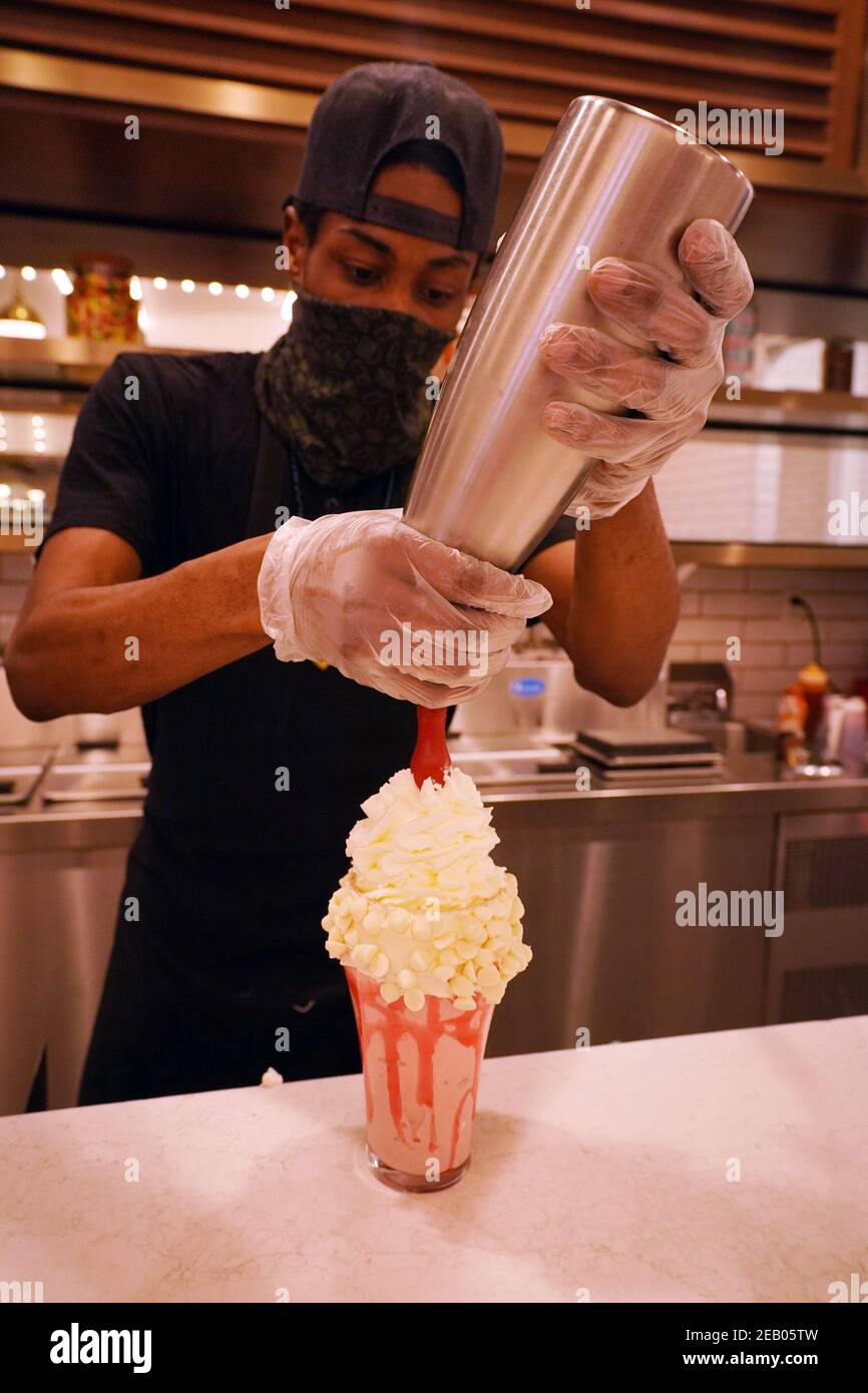 St. Louis, Usa. Februar 2021, 11th. Bar Tender Markeese Ferguson, wendet Peitschencreme auf eine Crazy4You Milch Shake macht er in St. Louis Union Station Soda Fountain in St. Louis am Mittwoch, 10. Februar 2021. Das Hamburger-Joint macht das kreative Getränk zum Valentinstag, das Baumwollbonbon, einen Brownie und Wachslippen für zwei umfasst. Foto von Bill Greenblatt/UPI Kredit: UPI/Alamy Live News Stockfoto