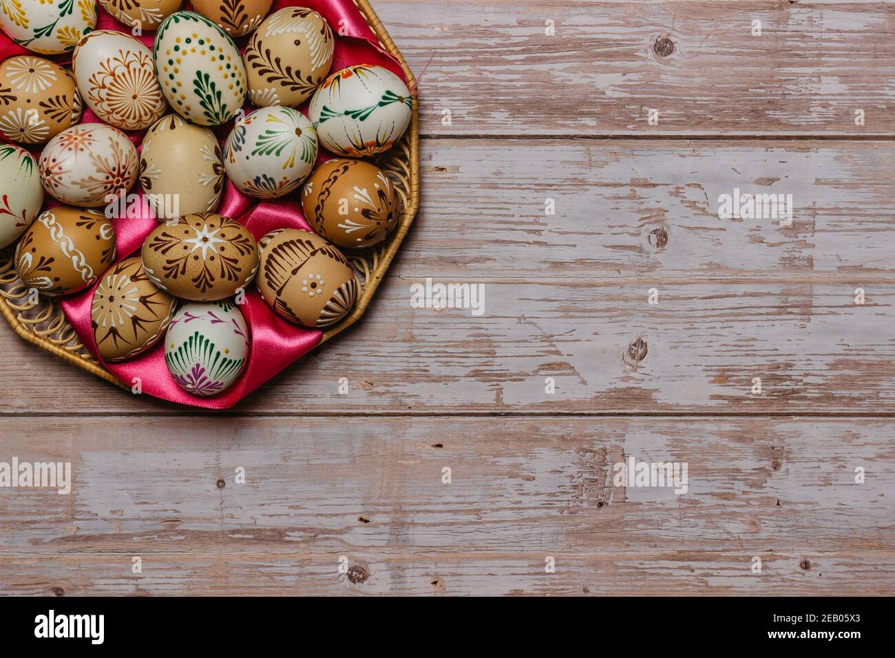 Bunte Osterei Banner.Oben Ansicht mit Copy Space.Happy Ostern Dekoration Hintergrund, bunte Hand bemalt dekoriert Eier.Festliche Tradition Stockfoto