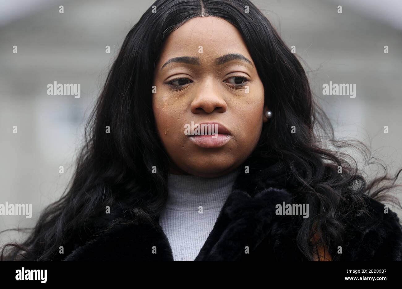 Gloria Nkencho, Schwester von George Nkencho, der von gardai erschossen wurde, vergießt während einer Pressekonferenz vor dem Leinster House in Dublin als Familie Nkencho eine Träne, mit Unterstützung der Sozialistin PartyÕs Ruth Coppinger, Haben zu einer öffentlichen Untersuchung seiner Tötung in Dublin am Mittwoch, 30. Dezember aufgerufen. Bilddatum: Donnerstag, 11. Februar 2021. Stockfoto