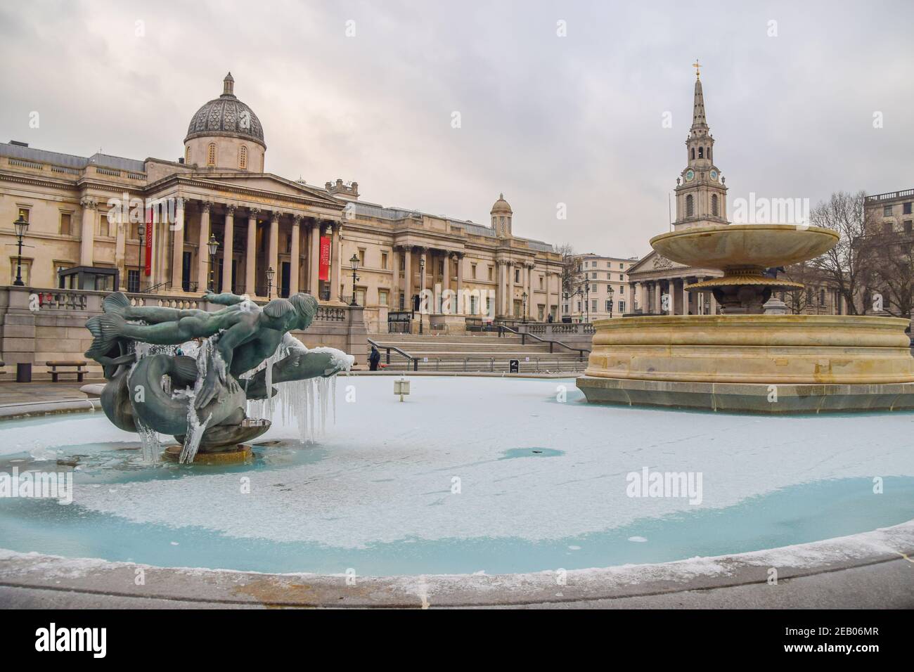 London, Großbritannien. Februar 2021, 11th. Ein Brunnen ist im Trafalgar Square in London vollständig gefroren.die Temperaturen in Großbritannien fielen über Nacht, wobei Teile des Landes die niedrigsten Temperaturen seit mehr als einem Vierteljahrhundert aufzeichneten. Kredit: SOPA Images Limited/Alamy Live Nachrichten Stockfoto