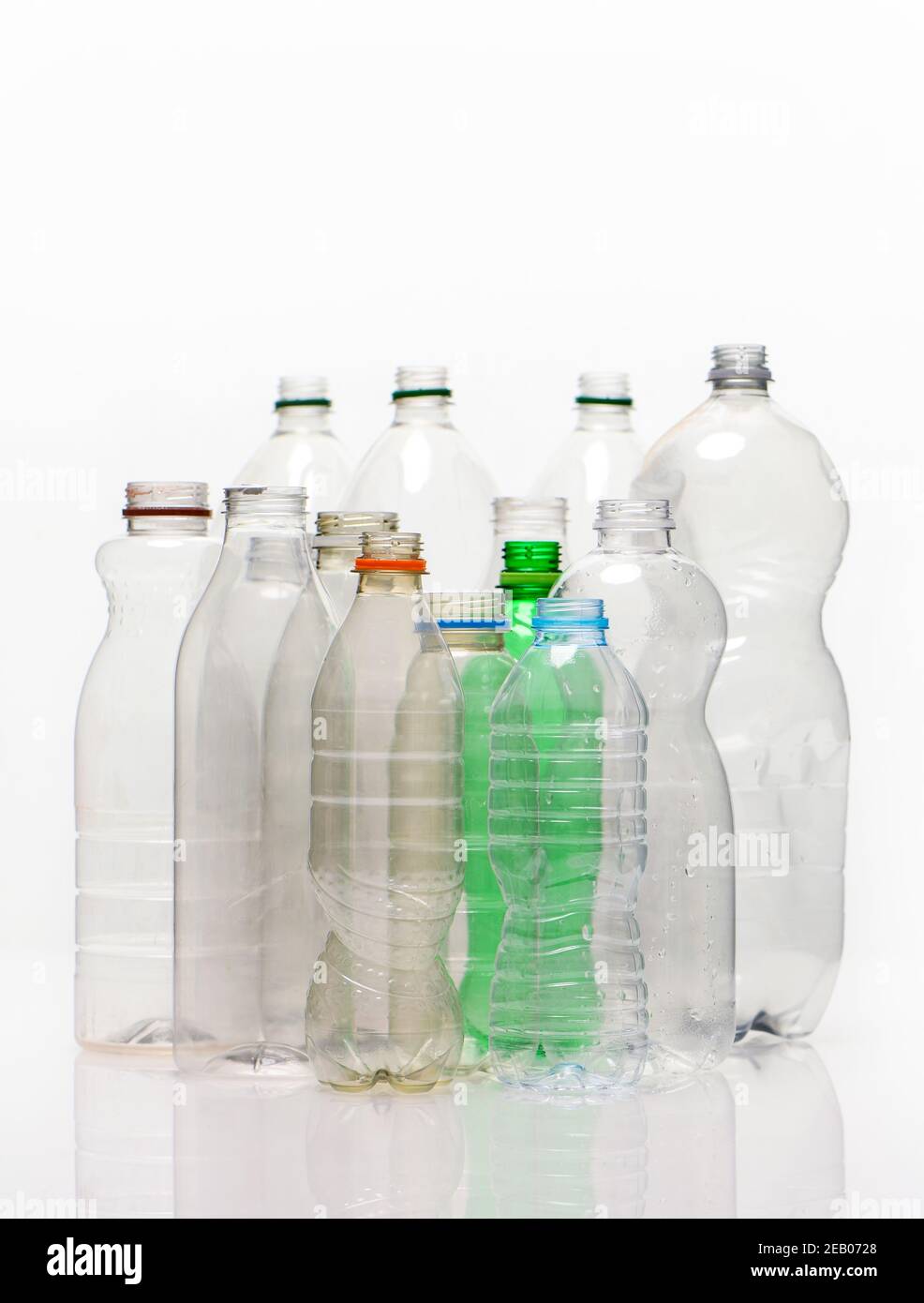 Eine Auswahl von Plastikflaschen auf einem weißen Hintergrund mit Wiederbehang aufgenommen möglichen Verwendung für Recycling Geschichten. Stockfoto