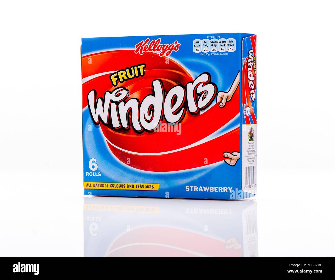 Kelloggs Fruchtwickler Erdbeer Geschmack Produktbox auf weißem Hintergrund mit Reflexen geschossen. Stockfoto