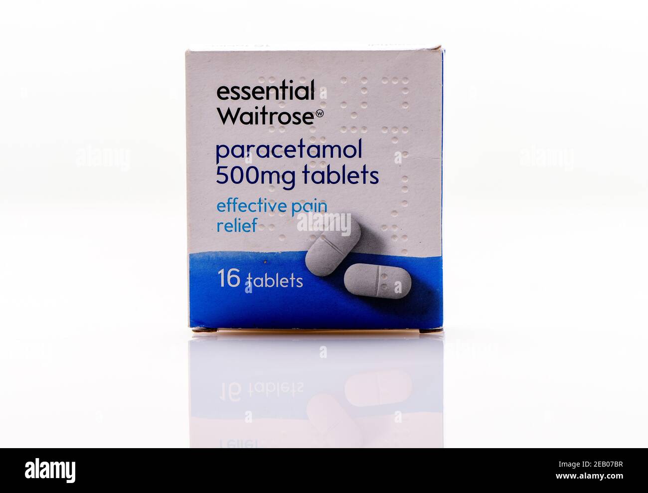 Waitrose Paracetamol 500 mg Box auf weißem Hintergrund mit Reflexion Stockfoto