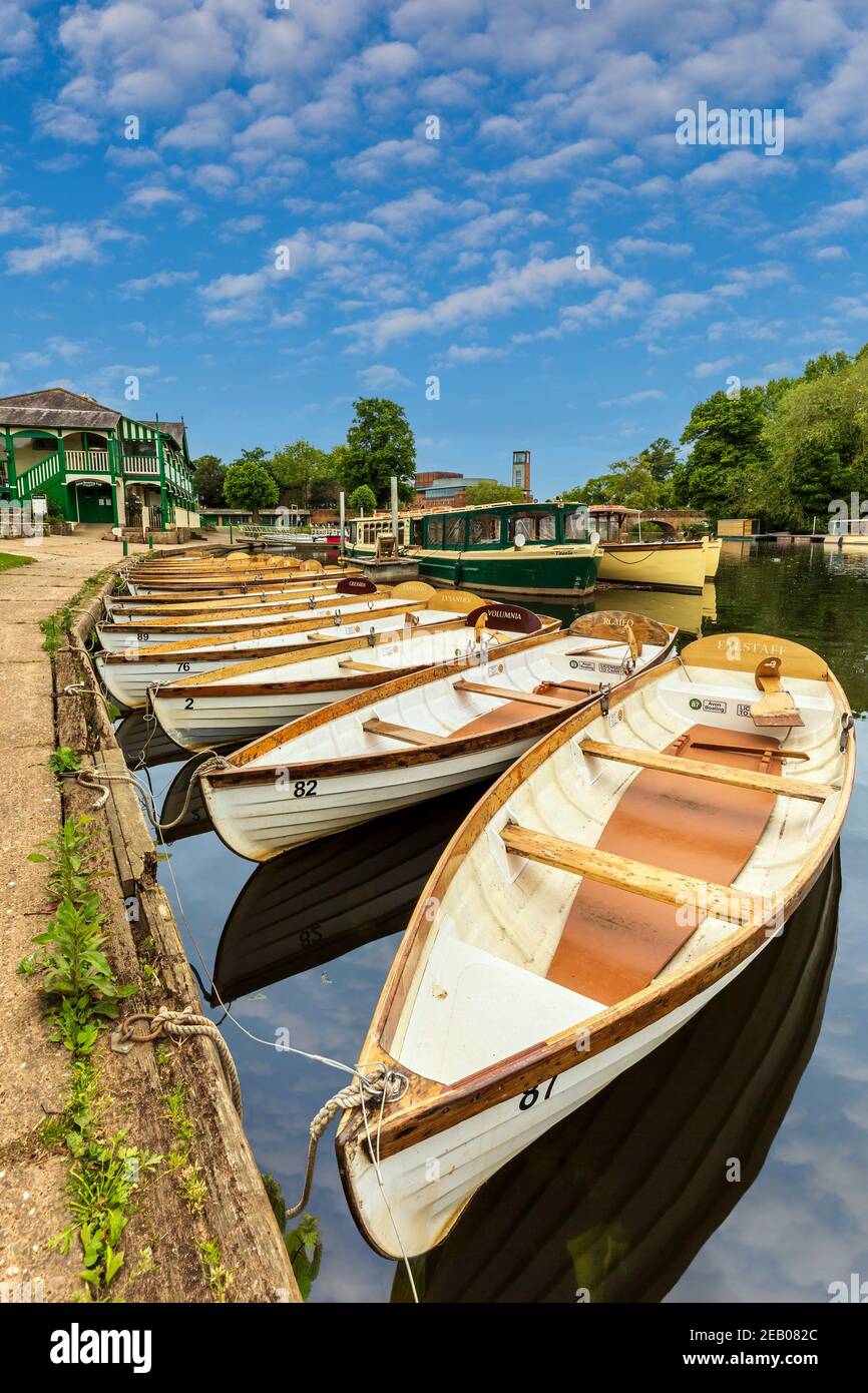 Ruderboote vertäuten auf dem Fluss Avon mit dem RSC Theater im Hintergrund, Stratford-upon-Avon, England Stockfoto