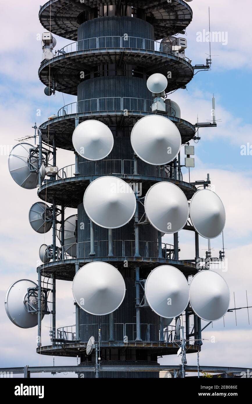 Telekommunikationsturm und Infrastruktur aus nächster Nähe. Stockfoto