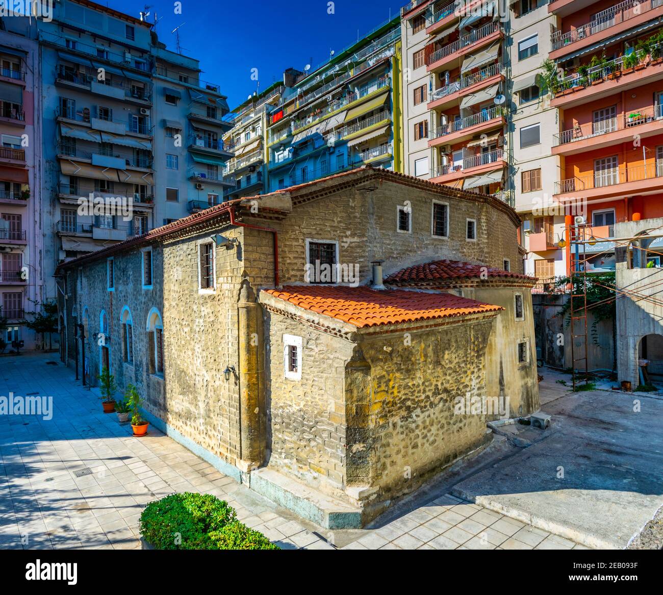 THESSALONIKI, GRIECHENLAND, 8. SEPTEMBER 2017: Kirche umgeben von Gebäuden in Thessaloniki, Griechenland Stockfoto