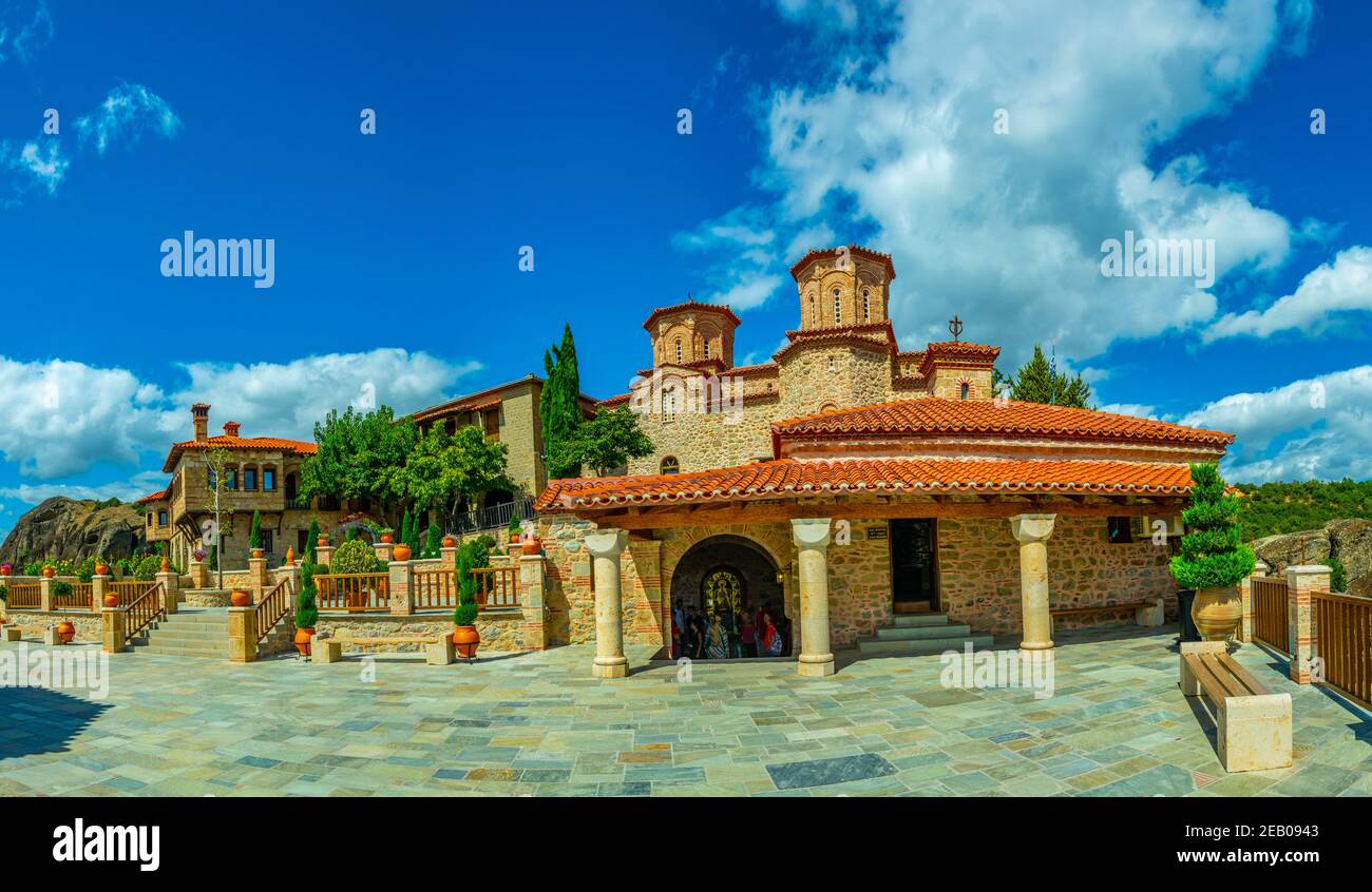 XZMETEORA, GRIECHENLAND, 12. SEPTEMBER 2017: Innenhof des Klosters von Varlaam in Meteora, Griechenland Stockfoto