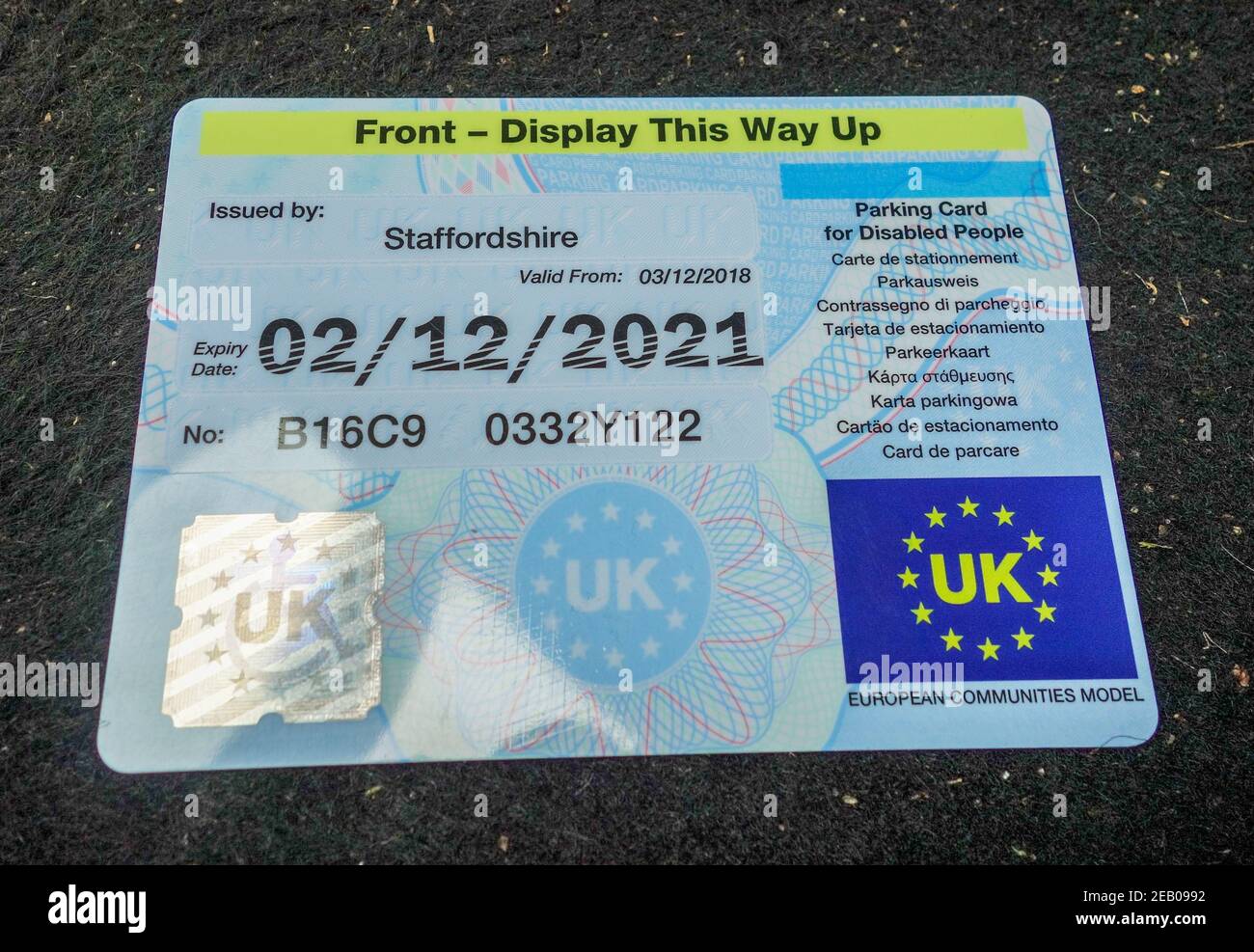 Ein 'Blue Badge' oder Parkkarte für behinderte Menschen, die beim Parken in  der Windschutzscheibe eines Autos gezeigt werden, Staffordshire, England,  Großbritannien Stockfotografie - Alamy
