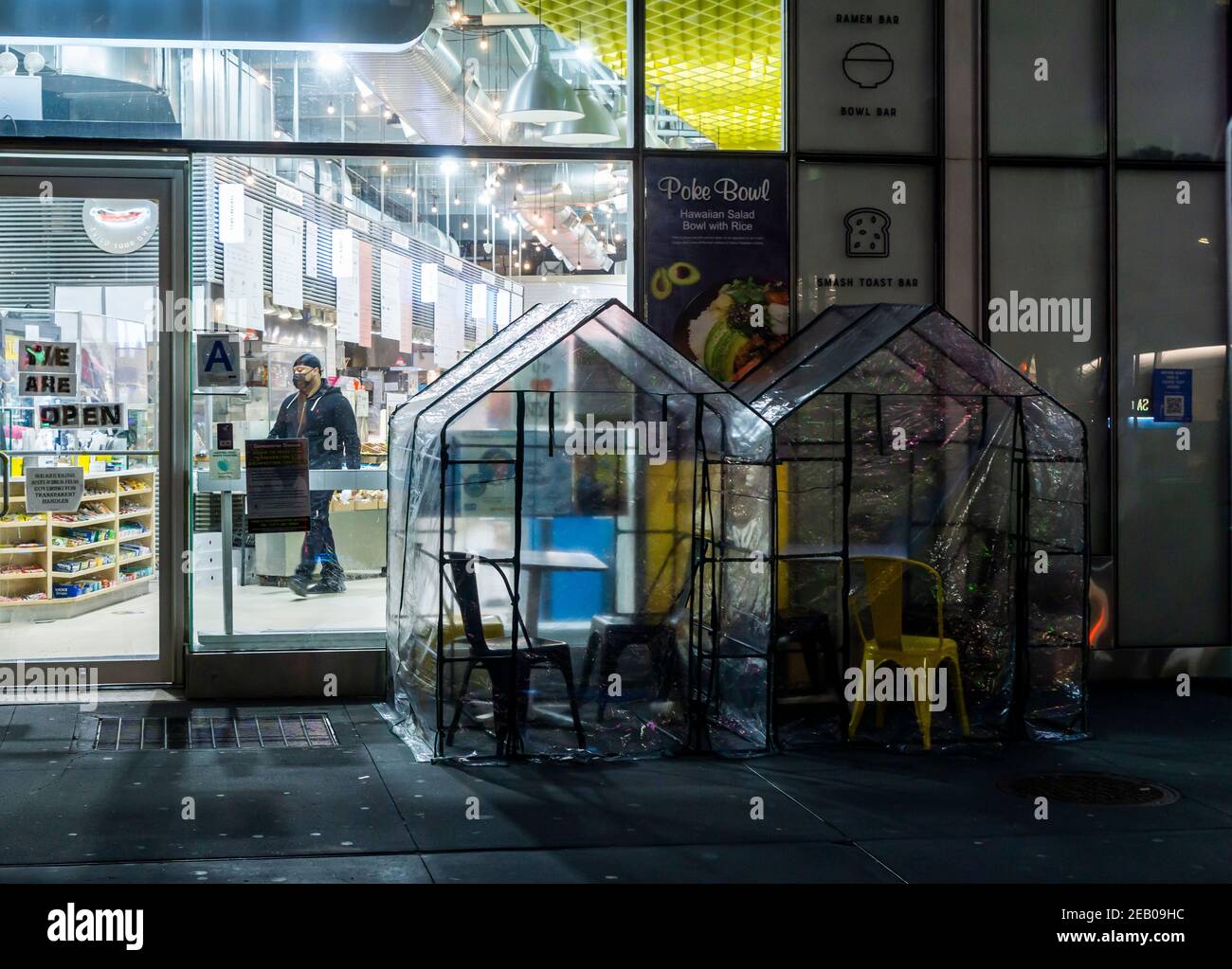 Ein Delikatessengeschäft in Midtown Manhattan in New York bietet am Mittwoch, den 13. Januar 2021, Sitzplätze im Freien in Gewächshäusern an. (© Richard B. Levine) Stockfoto