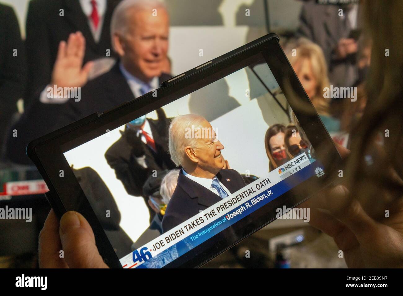 Eine Frau sieht sich die Streaming-Präsentation der Amtseinführung von Präsident Joseph Biden und Vizepräsident Kamala Harris am Mittwoch, 20. Januar 2021, 46th an. (© Richard B. Levine) Stockfoto