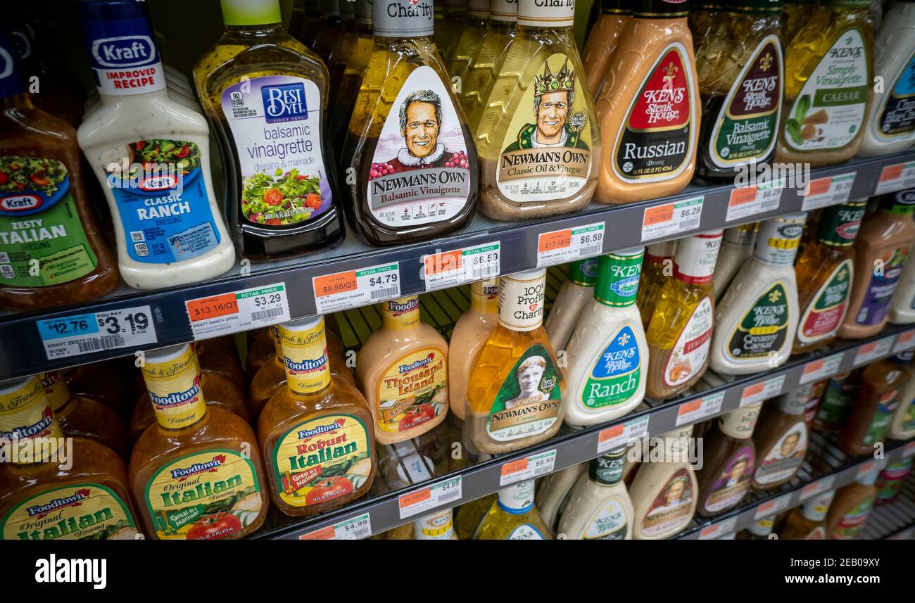 Eine Auswahl an Salatdressing-Marken in einem Supermarkt in New York am Dienstag, 19. Januar 2021. (© Richard B. Levine) Stockfoto