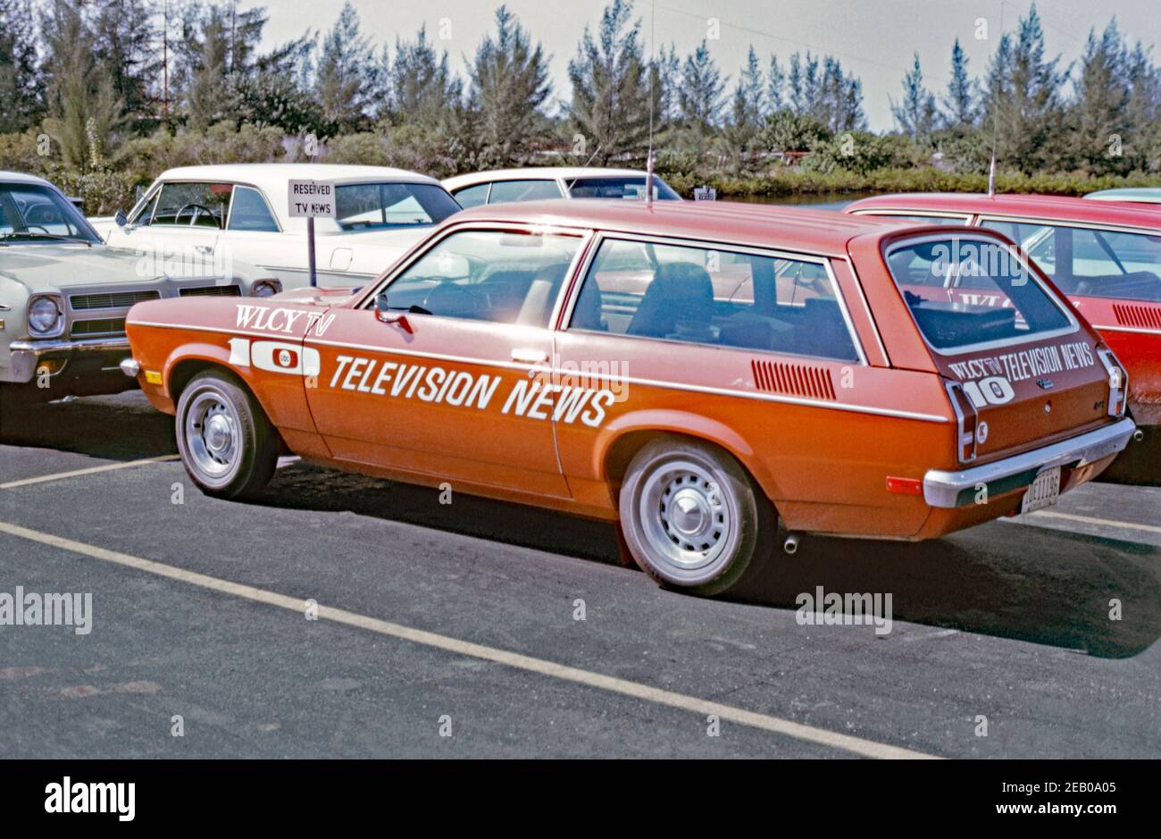A News car for WLCY Television News, St Petersburg, Florida, USA 1972. WLCY-TV-Sender (später WTSP) wurde erstmals 1965 ausgestrahlt. Es war im Besitz von Rahall Communications, zusammen mit WLCY Radio (später WWRM). Die Station war mit ABC verbunden, aber verbrachte seinen ersten Monat-und-eine-Hälfte Betrieb als unabhängige Station. Die Studios waren in St. Petersburg. Stockfoto