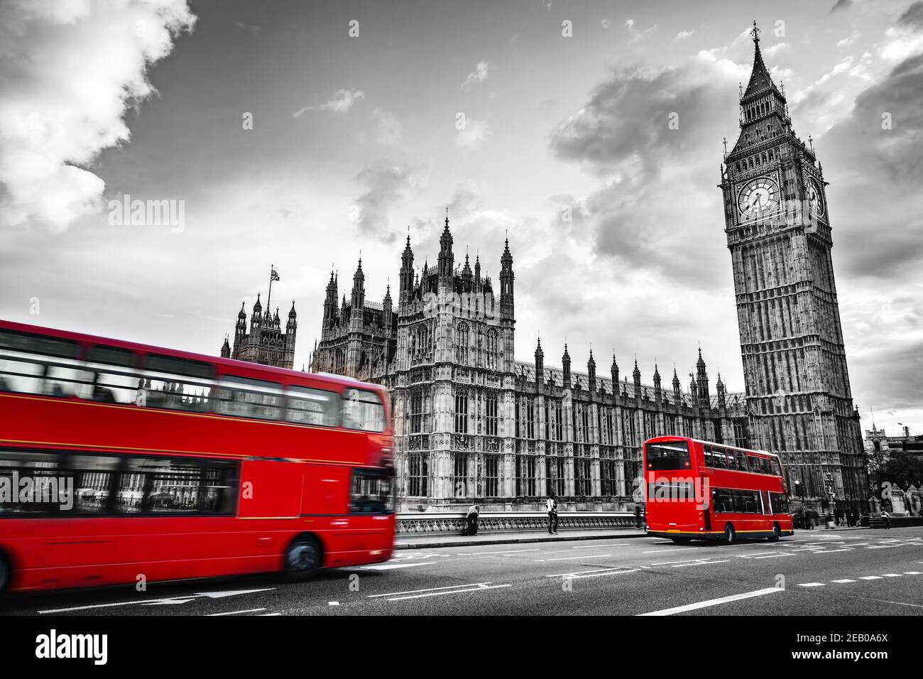 London, Großbritannien. Rote Busse in Bewegung und Big Ben, der Palast von Westminster. Die Ikonen Englands im Vintage-Retro-Stil. Rot in schwarz und weiß Stockfoto