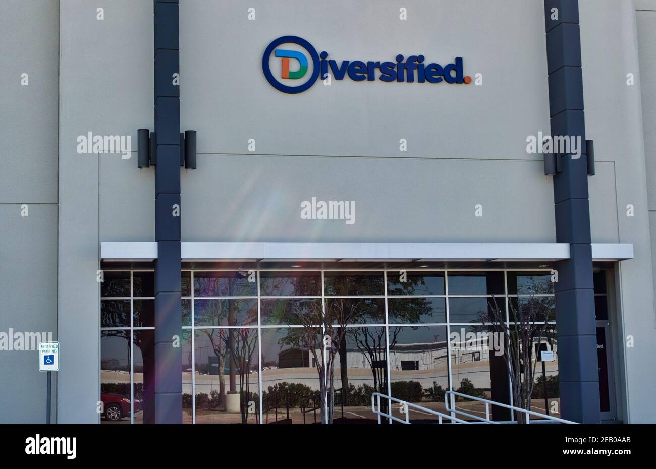 Houston, Texas USA 02-07-2021: Diversifiziertes Bürogebäude außen in Houston, TX. System- und Media-Tech-Integrationsunternehmen, gegründet 1993. Stockfoto