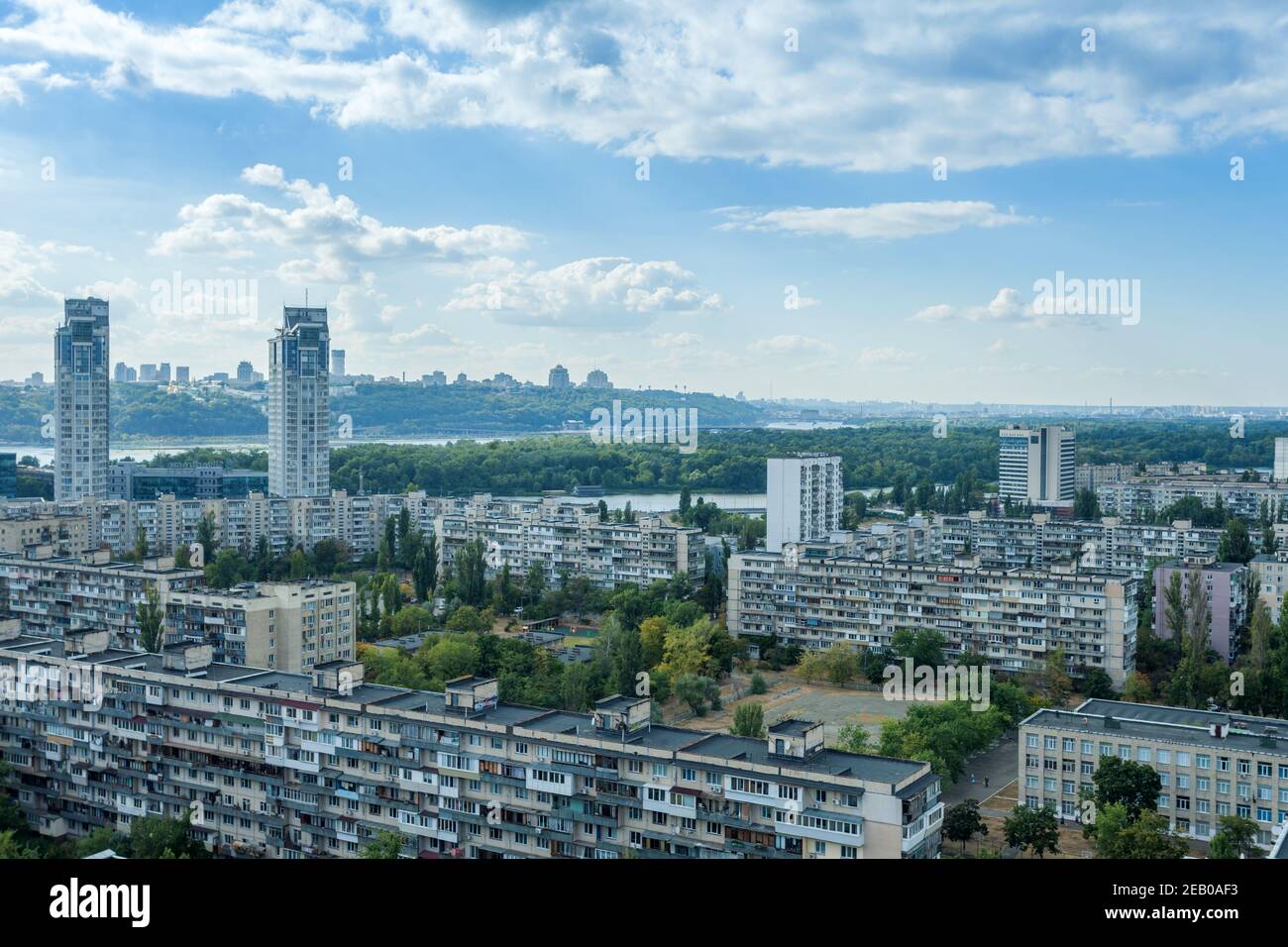 Schöne Stadtbild von Kiew Ukraine. Panorama der Stadt aus der Höhe an einem hellen sonnigen Tag Stockfoto