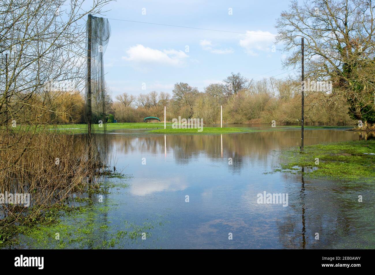 Denham, Buckinghamshire, Großbritannien. 11th. Februar 2021. Die überflutete Driving Range im Buckinghamshire Golf Club. Nach den jüngsten starken Regenfällen hat der River Colne im Denham Country Park seine Ufer geplatzt. Aufgrund anhaltender Gefriertemperaturen bleiben sowohl Schnee- als auch Überschwemmungsstellen in Teilen des Parks erhalten. Quelle: Maureen McLean/Alamy Live News Stockfoto