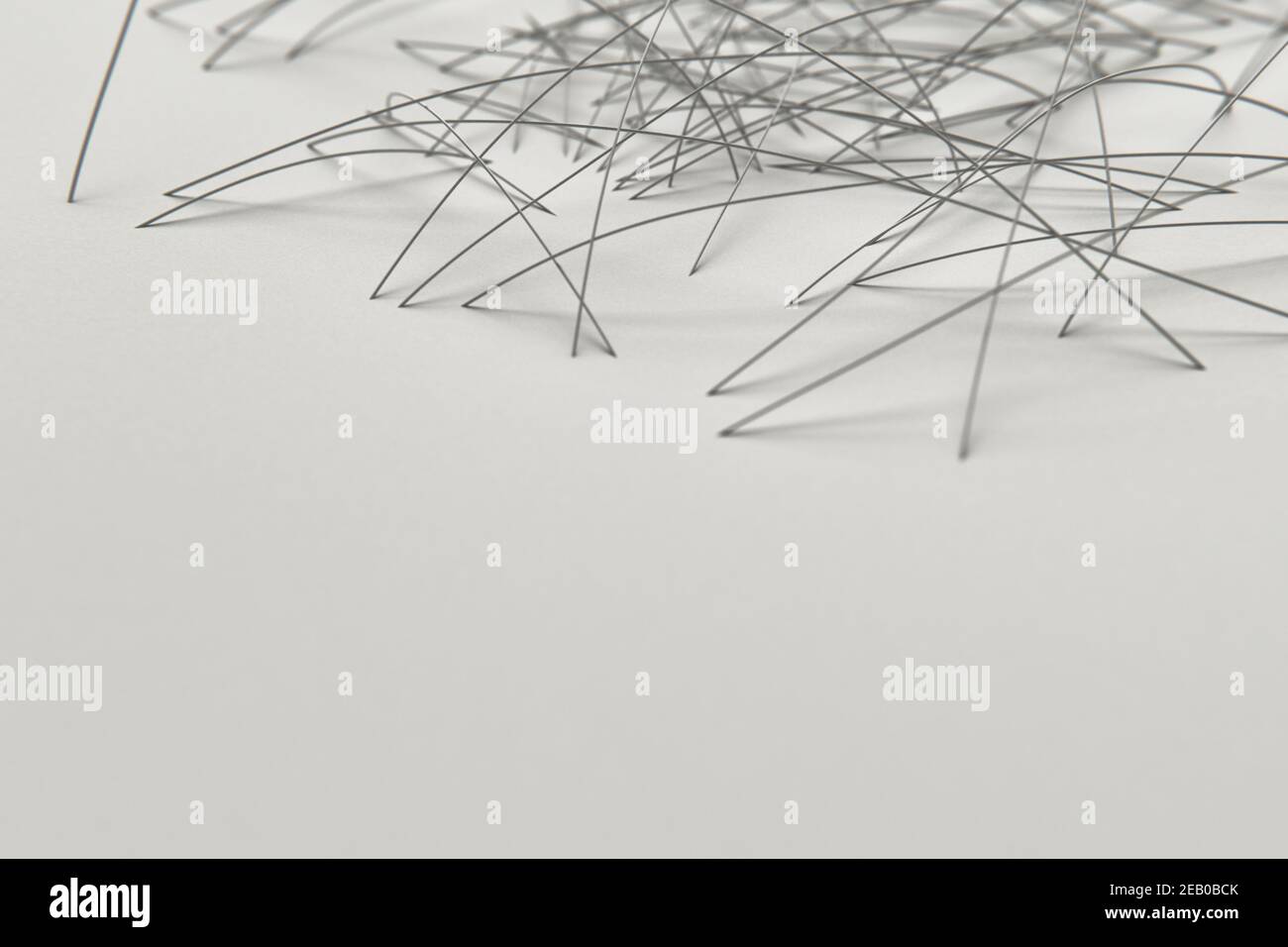 Abstrakt verbundene Kurven, Metalllinien, die durch die Oberfläche gehen, weißer Hintergrund, Corporate Design Stockfoto
