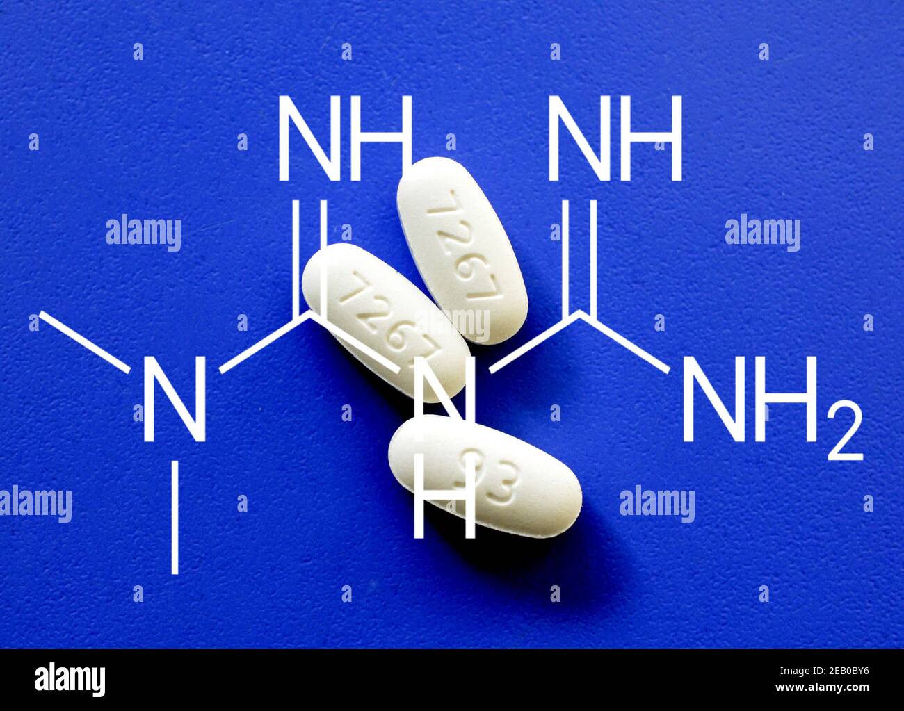 Metformin verschreibungspflichtige Pillen mit Identifikationsnummern auf blauem Hintergrund, Bild einer Stockfoto