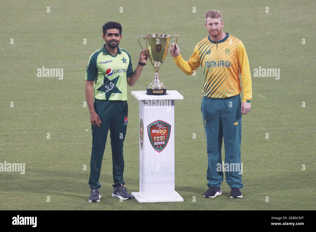 Lahore, Pakistan. Februar 2021, 10th. Pakistans Cricket-Mannschaftskapitän Babar Azam (L) und Südafrikas Cricket-Mannschaftskapitän Heinrich Klaasen posieren für ein Bild mit der Trophäe T20 während einer Zeremonie im Gaddafi Cricket Stadium in Lahore, Pakistan am 10. Februar 2021 vor dem ersten Cricket-Spiel T20 zwischen Pakistan und Südafrika. (Foto von Rana Sajid Hussain/Pacific Press/Sipa USA) Quelle: SIPA USA/Alamy Live News Stockfoto