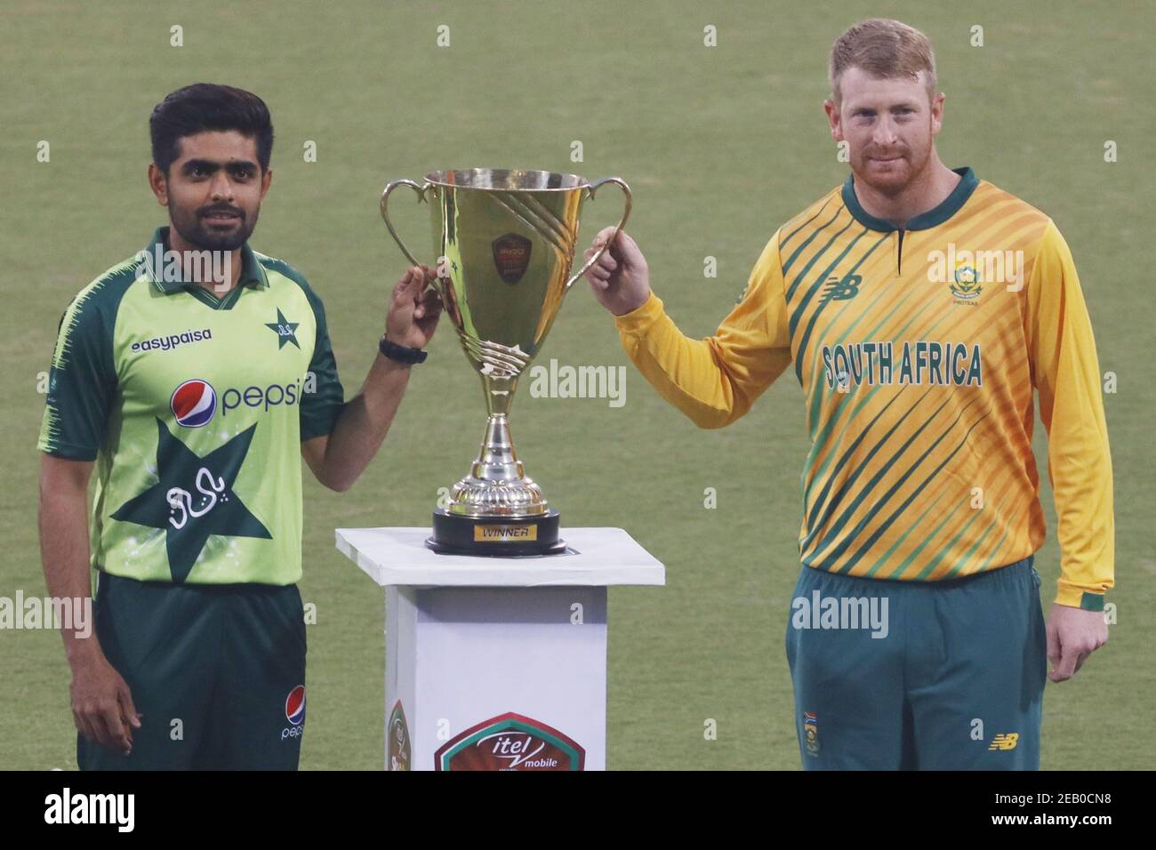 Lahore, Pakistan. Februar 2021, 10th. Pakistans Cricket-Mannschaftskapitän Babar Azam (L) und Südafrikas Cricket-Mannschaftskapitän Heinrich Klaasen posieren für ein Bild mit der Trophäe T20 während einer Zeremonie im Gaddafi Cricket Stadium in Lahore, Pakistan am 10. Februar 2021 vor dem ersten Cricket-Spiel T20 zwischen Pakistan und Südafrika. (Foto von Rana Sajid Hussain/Pacific Press/Sipa USA) Quelle: SIPA USA/Alamy Live News Stockfoto