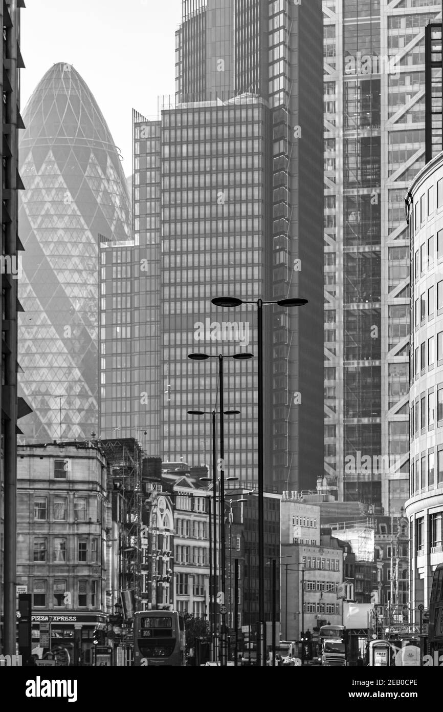 Blick entlang Bishopsgate zeigt die hohen Gebäude der Finanz Bezirk über dem Straßenlevel Stockfoto