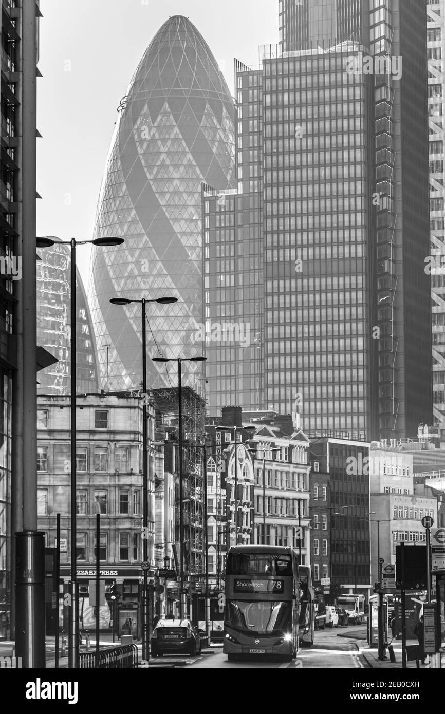 Blick entlang Bishopsgate zeigt die hohen Gebäude der Finanz Bezirk über dem Straßenlevel Stockfoto