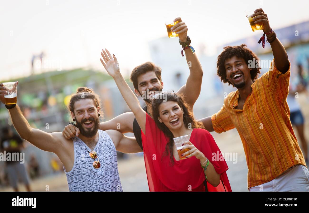 Glückliche junge Menschen Teilnahme an Festivals im Sommer Spaß Stockfoto