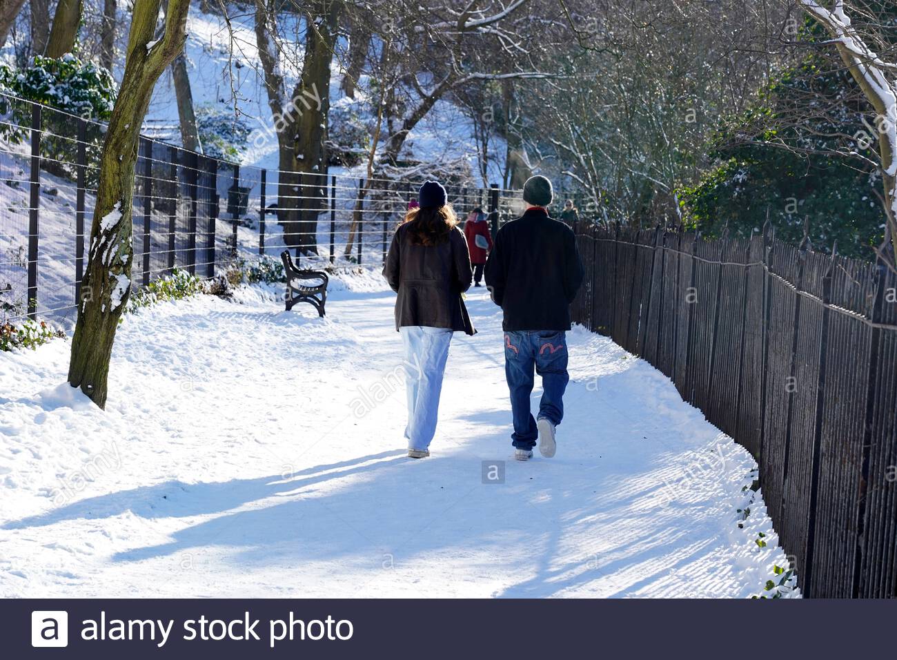 Edinburgh, Schottland, Großbritannien. Februar 2021, 11th. Menschen genießen einen herrlichen sonnigen, aber eisigen Tag auf einem schneebedeckten Wasser Leith Walkway. Kredit: Craig Brown/Alamy Live Nachrichten Stockfoto