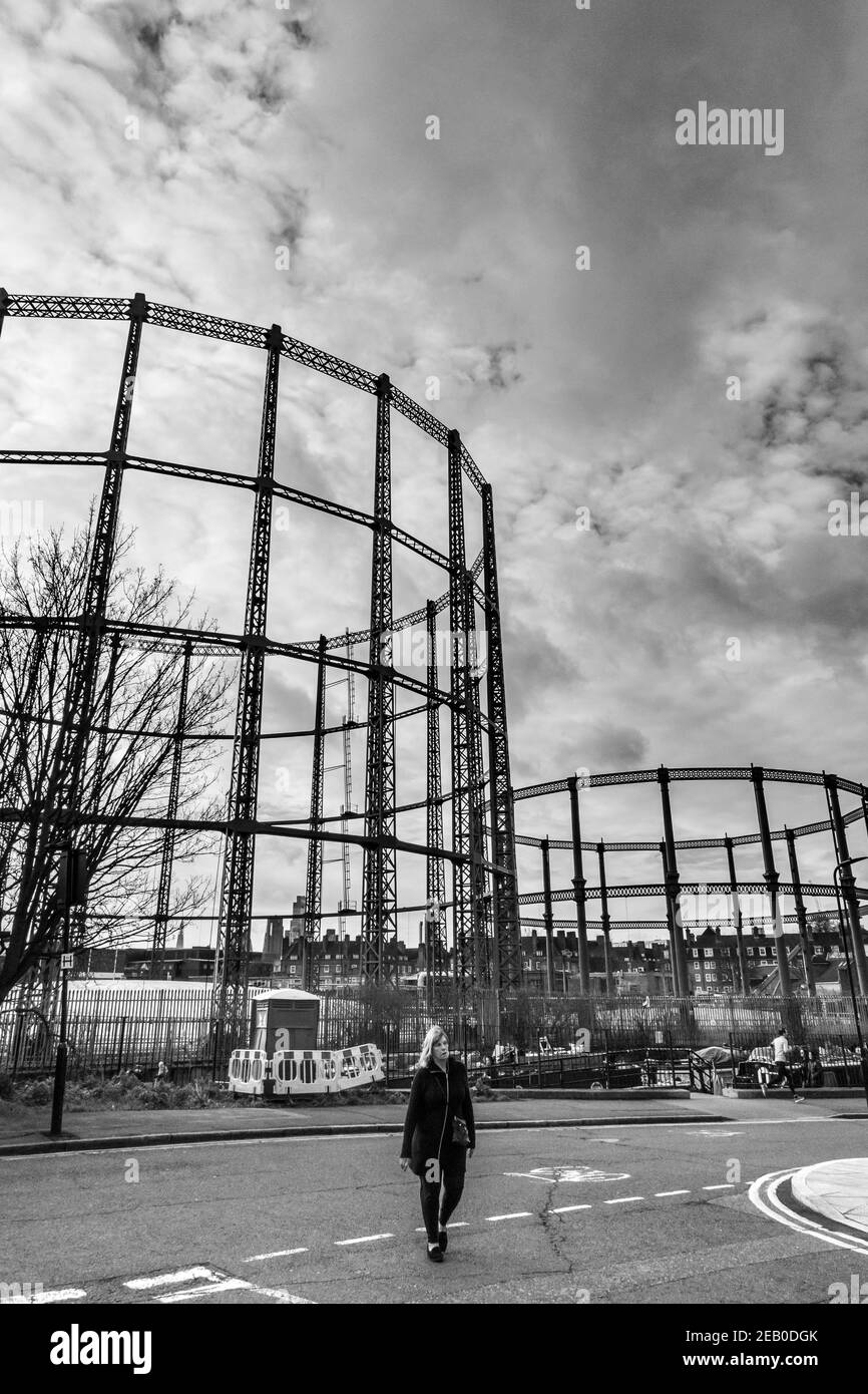 Der Gasturm umrahmt den Himmel am Regents Canal in Bethnal Green, London Stockfoto Der Gasturm umrahmt den Himmel am Regents Canal in Bethnal Green, London Stockfoto