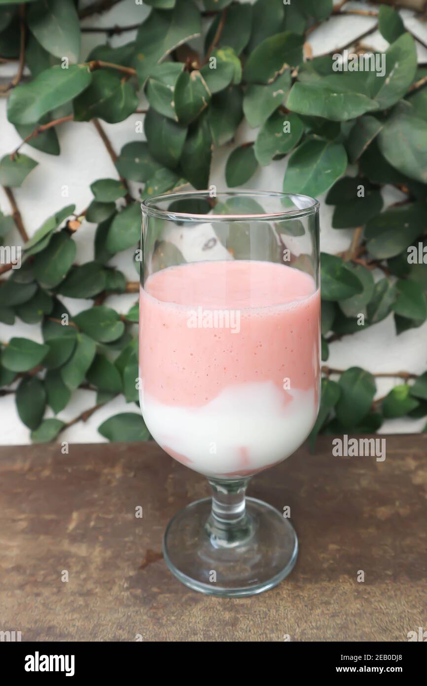 Erdbeer-Joghurt-Smoothie, Beerenmoothie oder Erdbeer-Smoothie Stockfoto