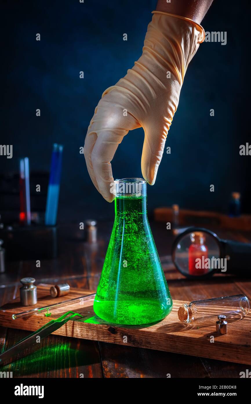 Klare grüne Flüssigkeit in einem chemischen Kolben. Wissenschaft, Chemie, Experimente Stockfoto