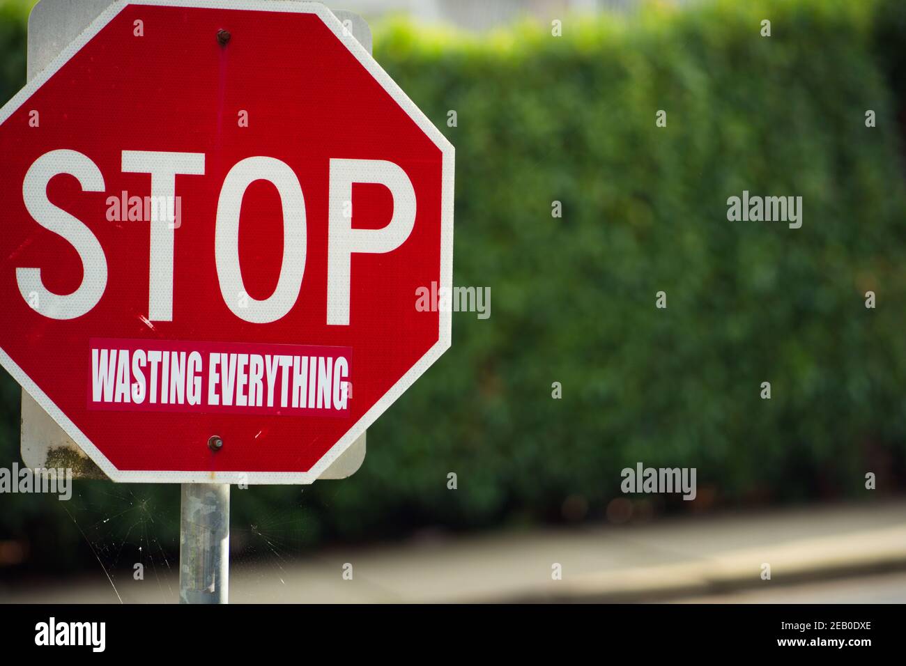 Hört auf, alles zu verschwenden. Stop-Zeichen aufhören, alles zu verschwenden Aufkleber Stockfoto