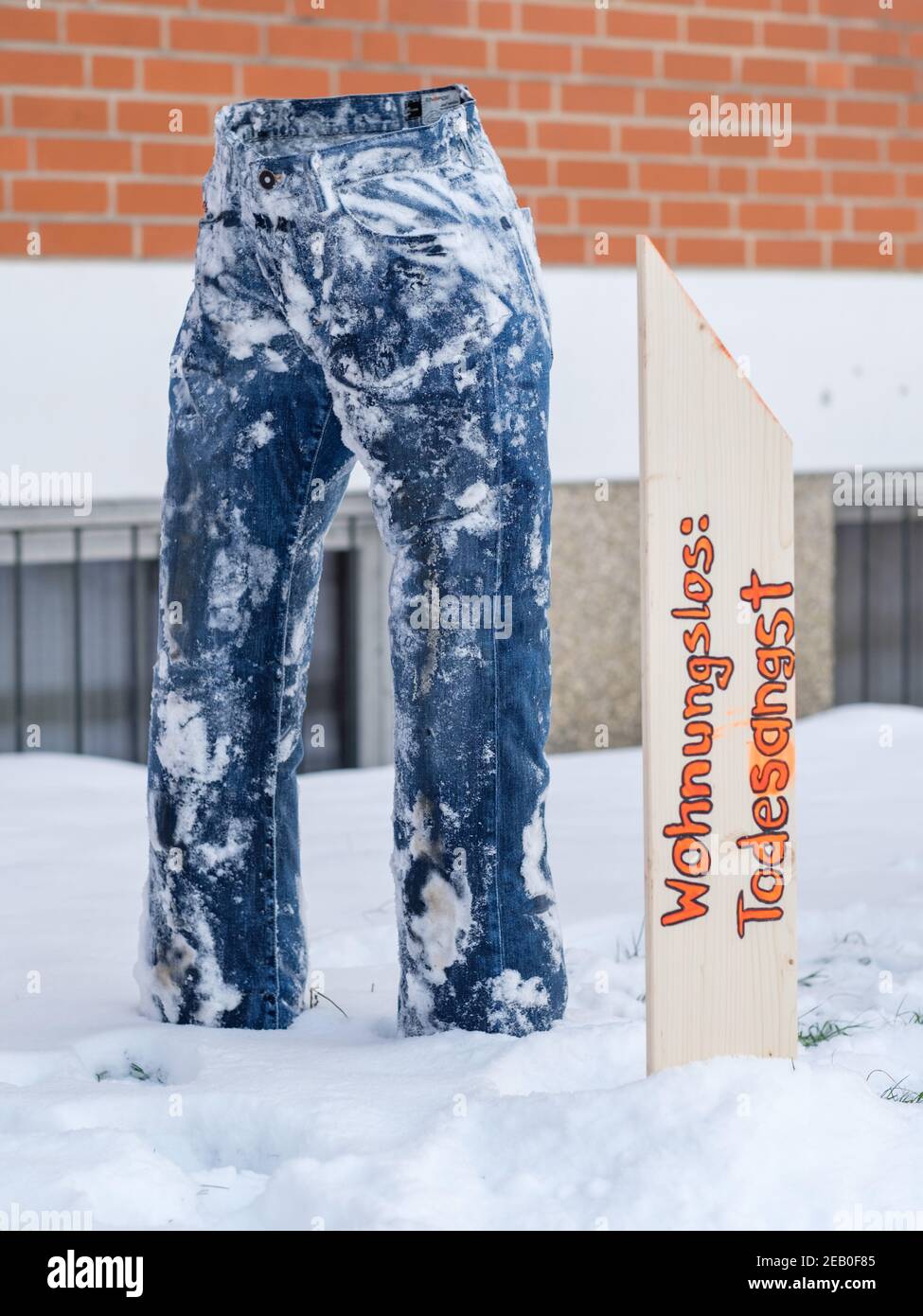Hannover, Deutschland. Februar 2021, 11th. Eine gefrorene Jeans steht vor  einer Herberge für Obdachlose. Mit der Installation 'Freezing Pants' will  die Kreativwerkstatt von Werkheim e.V. auf die Situation von Obdachlosen  aufmerksam machen,